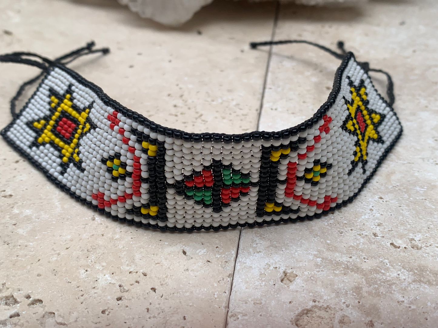 Superbe bracelet Amérindien, en perle de rocaille de 2 millimètres - 18,5 centimètres de longueur. Convient pour les chevilles ou pour les poignés. Superbes motifs authentiques ! Fait par des Amérindiens au Québec (Tribu de la terre)...