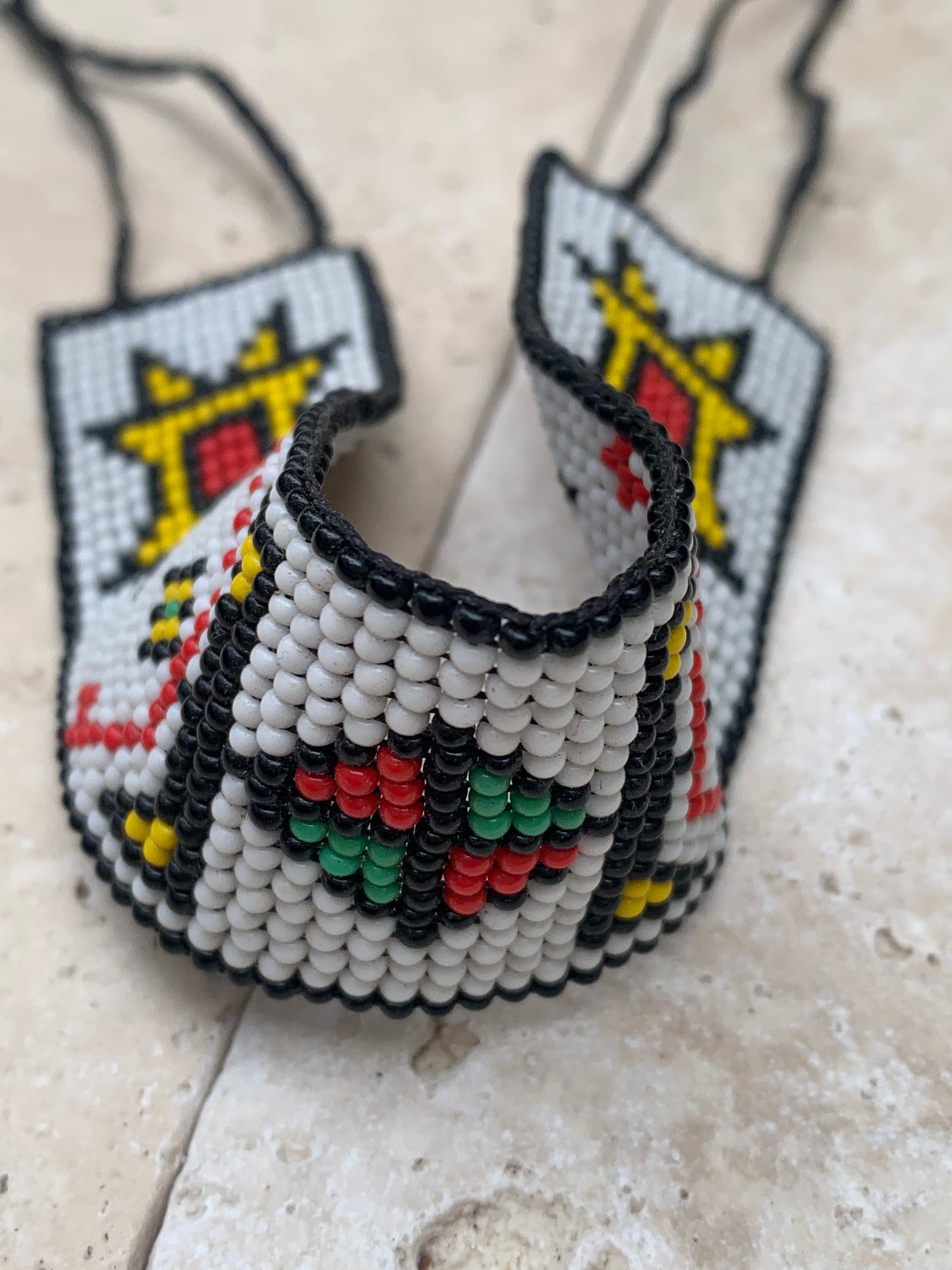 Superbe bracelet Amérindien, en perle de rocaille de 2 millimètres - 18,5 centimètres de longueur. Convient pour les chevilles ou pour les poignés. Superbes motifs authentiques ! Fait par des Amérindiens au Québec (Tribu de la terre)...