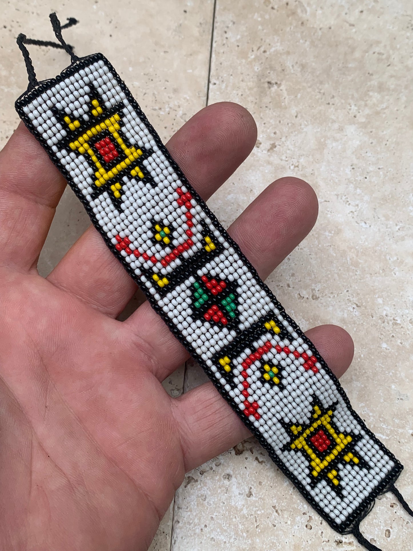 Superbe bracelet Amérindien, en perle de rocaille de 2 millimètres - 18,5 centimètres de longueur. Convient pour les chevilles ou pour les poignés. Superbes motifs authentiques ! Fait par des Amérindiens au Québec (Tribu de la terre)...