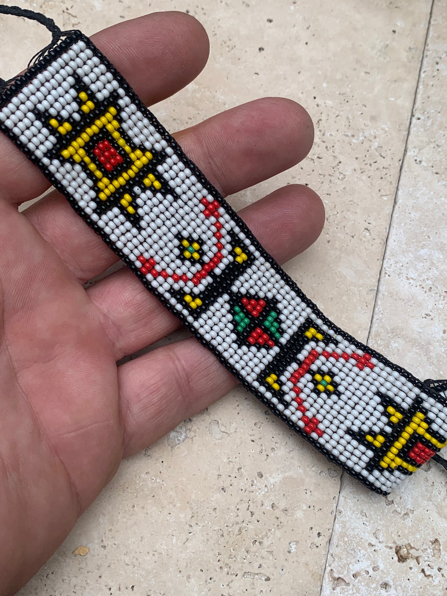 Superbe bracelet Amérindien, en perle de rocaille de 2 millimètres - 18,5 centimètres de longueur. Convient pour les chevilles ou pour les poignés. Superbes motifs authentiques ! Fait par des Amérindiens au Québec (Tribu de la terre)...