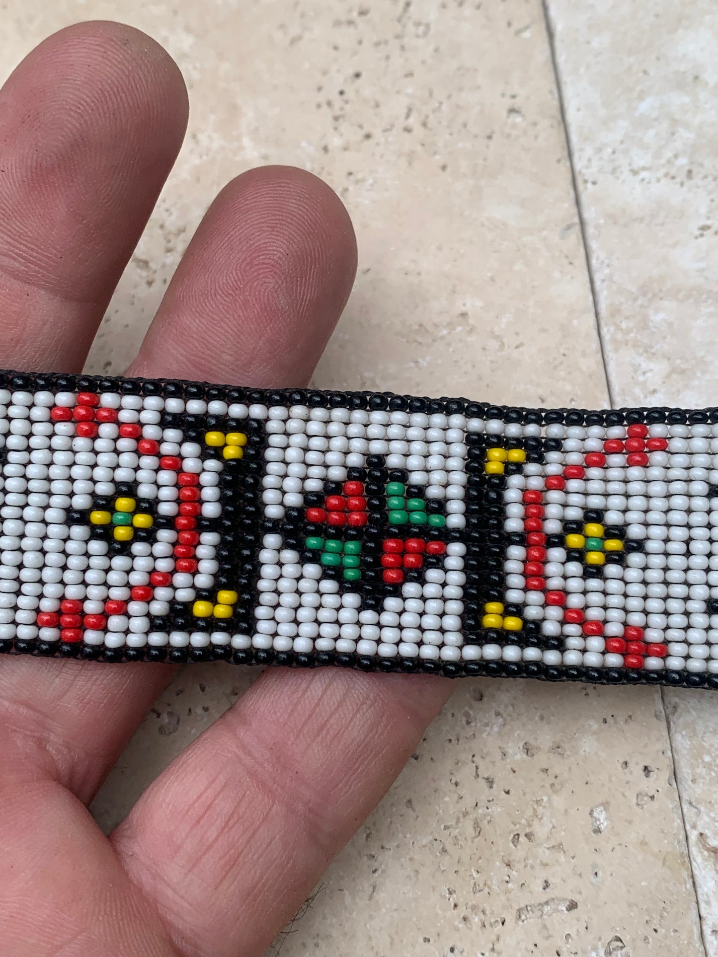 Superbe bracelet Amérindien, en perle de rocaille de 2 millimètres - 18,5 centimètres de longueur. Convient pour les chevilles ou pour les poignés. Superbes motifs authentiques ! Fait par des Amérindiens au Québec (Tribu de la terre)...