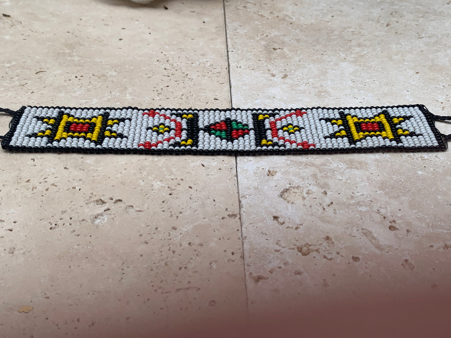 Superbe bracelet Amérindien, en perle de rocaille de 2 millimètres - 18,5 centimètres de longueur. Convient pour les chevilles ou pour les poignés. Superbes motifs authentiques ! Fait par des Amérindiens au Québec (Tribu de la terre)...