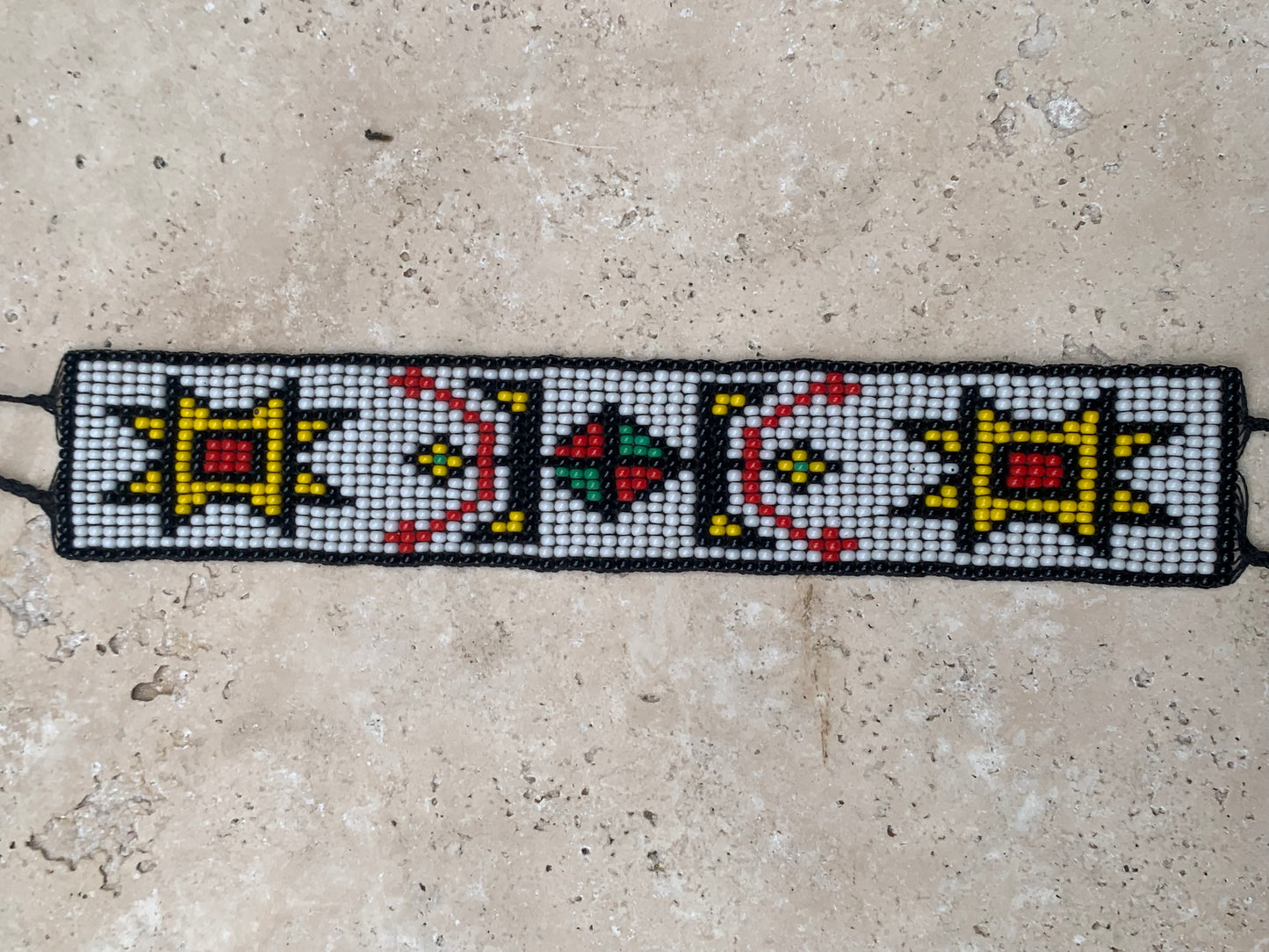 Superbe bracelet Amérindien, en perle de rocaille de 2 millimètres - 18,5 centimètres de longueur. Convient pour les chevilles ou pour les poignés. Superbes motifs authentiques ! Fait par des Amérindiens au Québec (Tribu de la terre)...