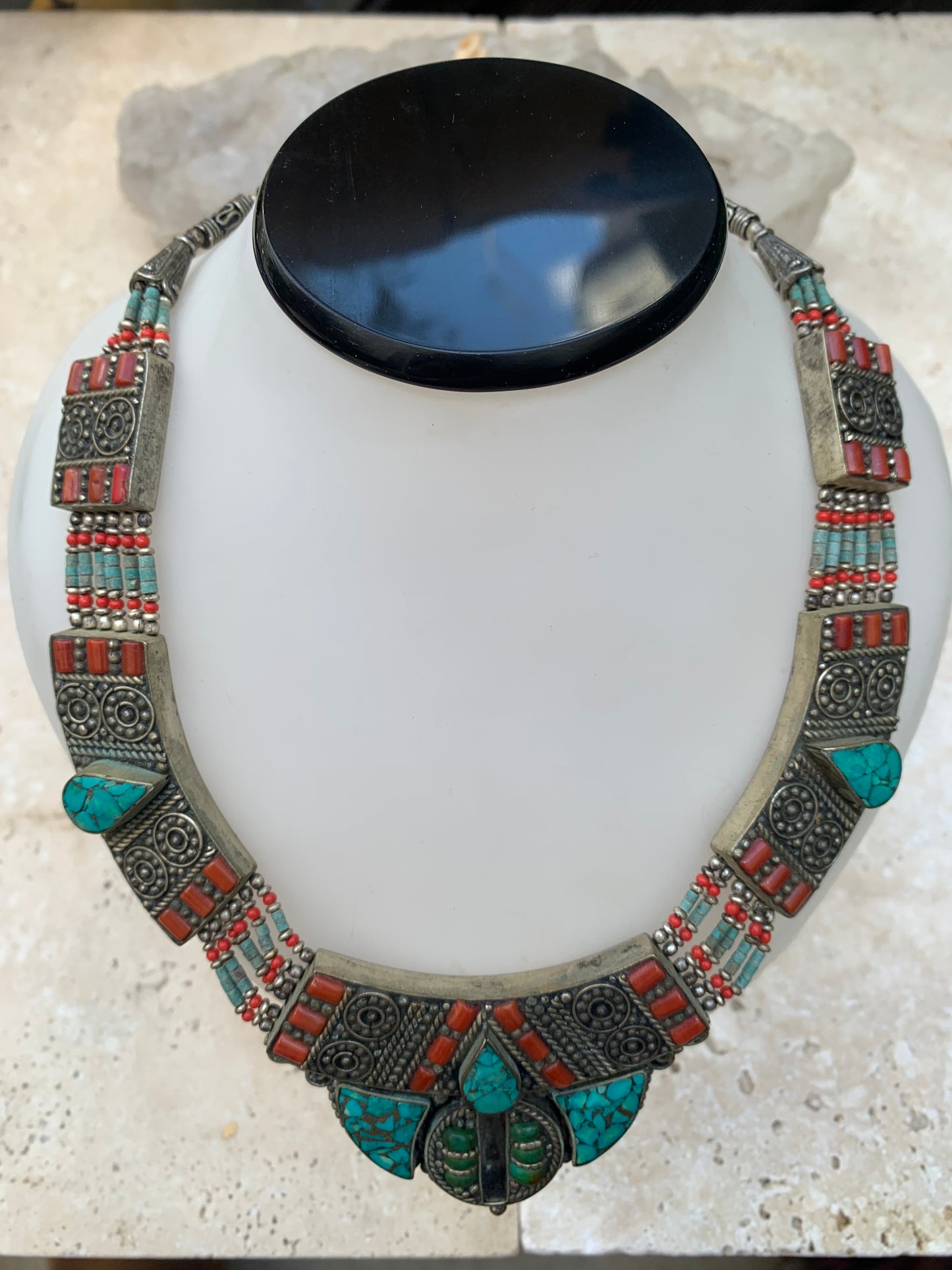 Superbe collier/ parure en perle et cabochon de turquoise et de corail. 45 centimètres de longueur. Fait sur Argent au Népal (Katmandou) ! Véritable œuvre d'art, un joyau !