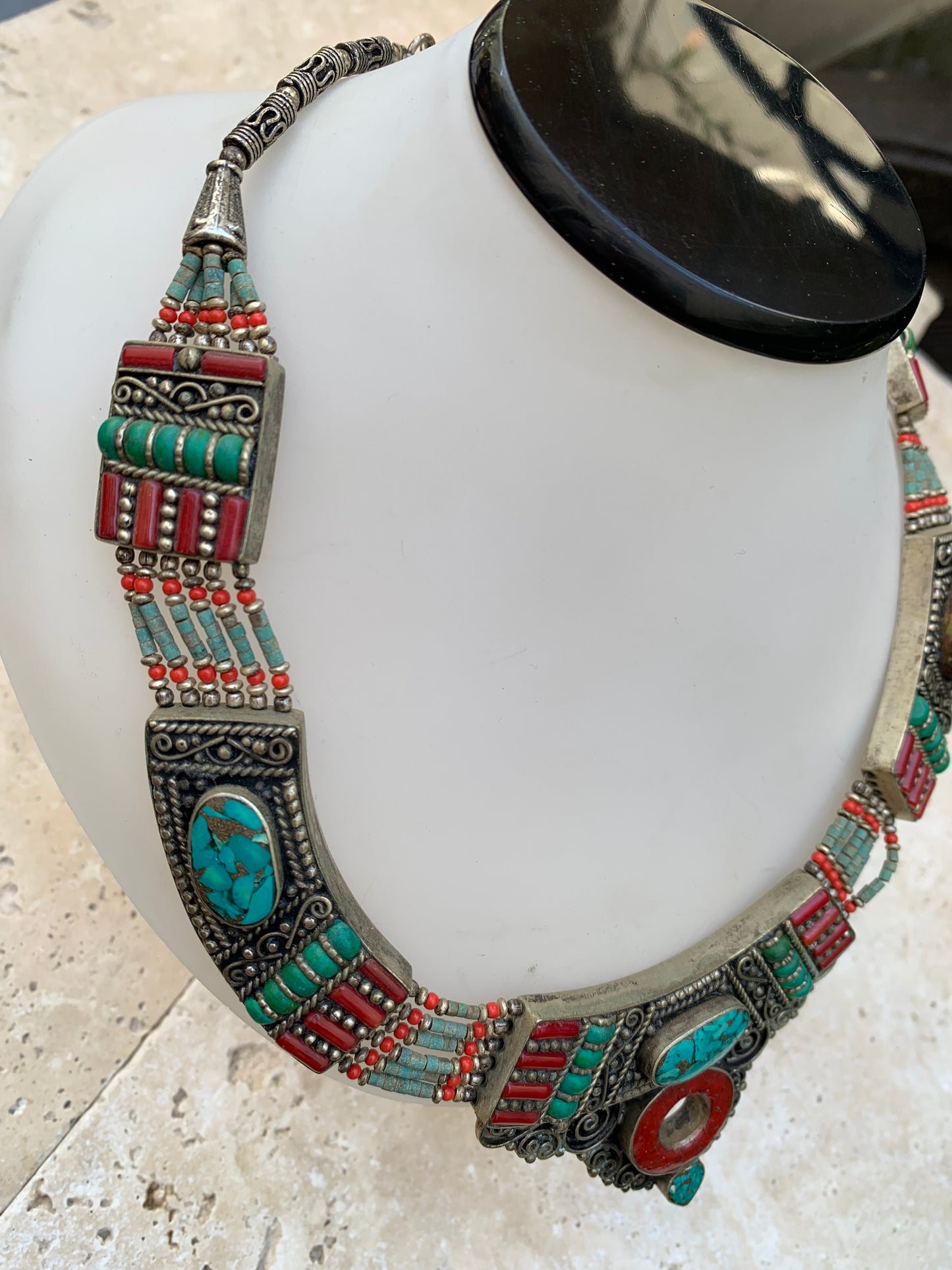 Superbe collier/ parure en perle et cabochon de turquoise et de corail. 45 centimètres de longueur. Fait sur Argent au Népal (Katmandou) ! Véritable œuvre d'art, un joyau !