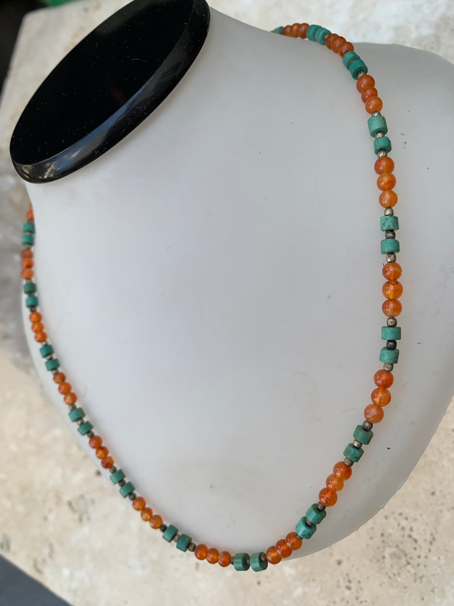 Superbe collier en perles rondes de turquoise et de cornaline. 44 centimètres de longueur. Fait sur métal argenté, fin et élégant, parfait !