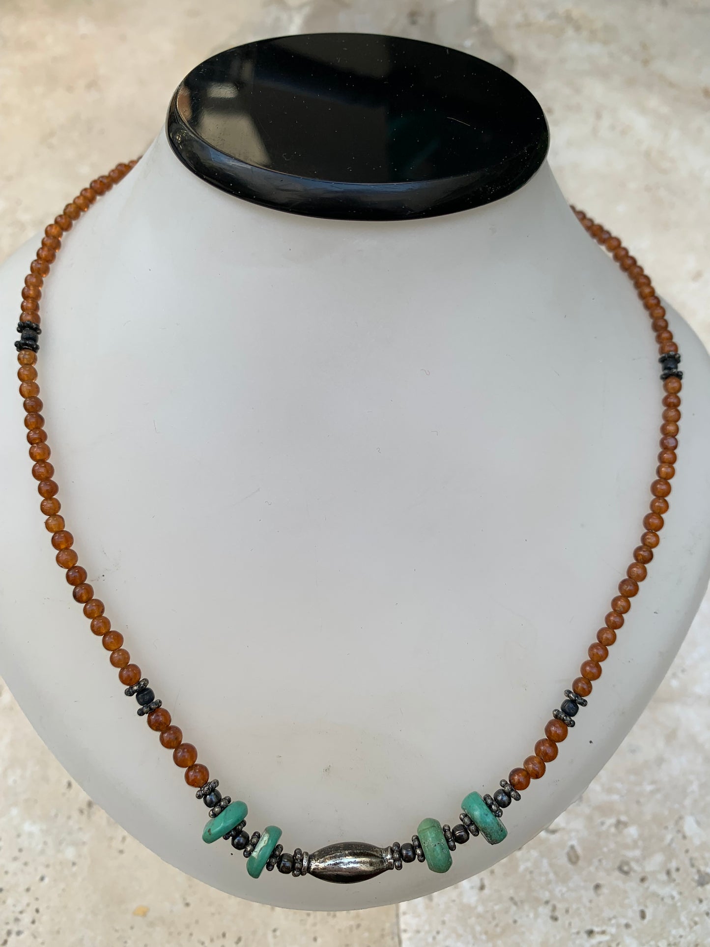Superbe collier en perles rondes de turquoise et de cornaline. 44 centimètres de longueur. Fait sur métal argenté, fin et élégant, parfait !