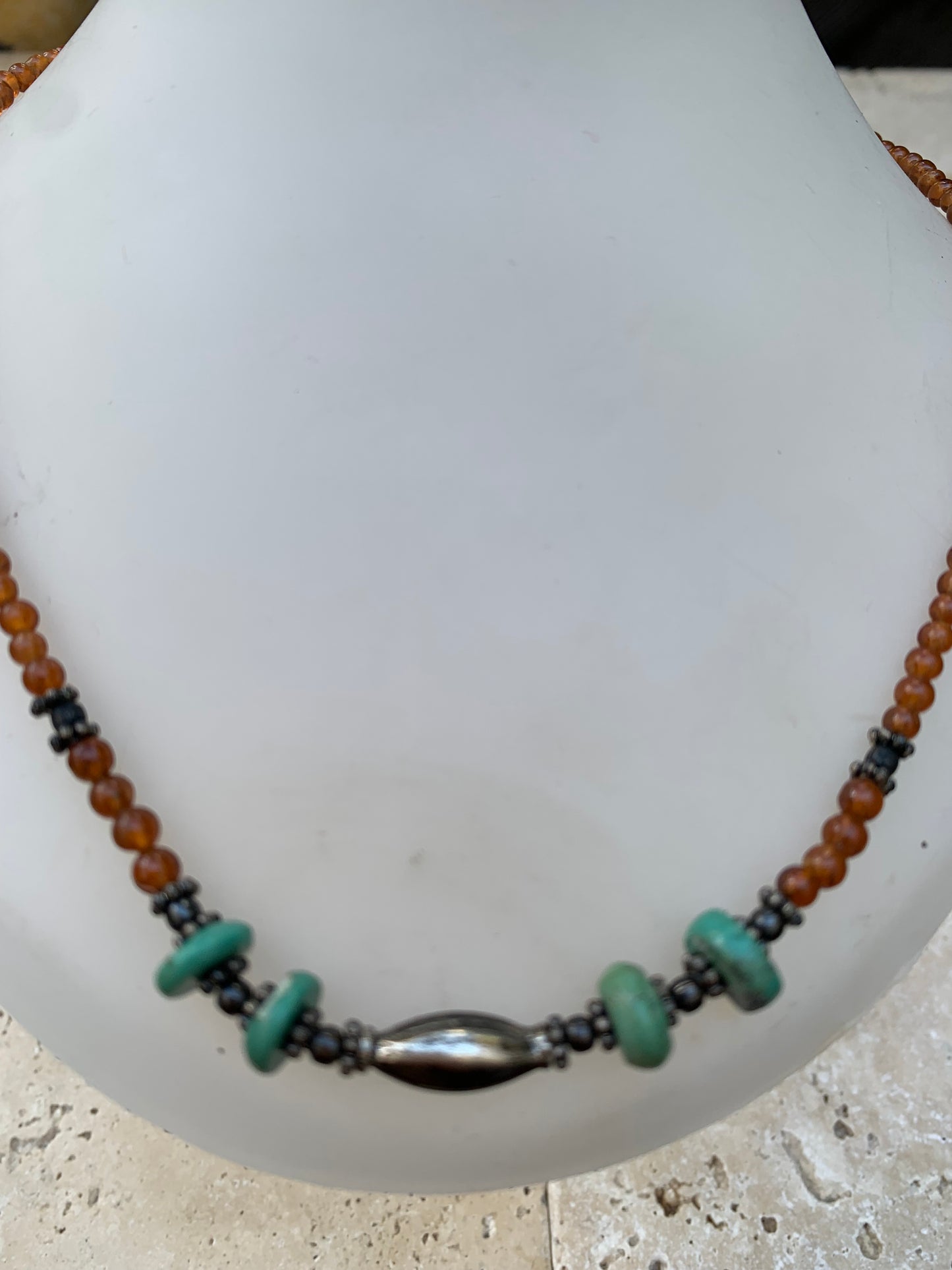 Superbe collier en perles rondes de turquoise et de cornaline. 44 centimètres de longueur. Fait sur métal argenté, fin et élégant, parfait !