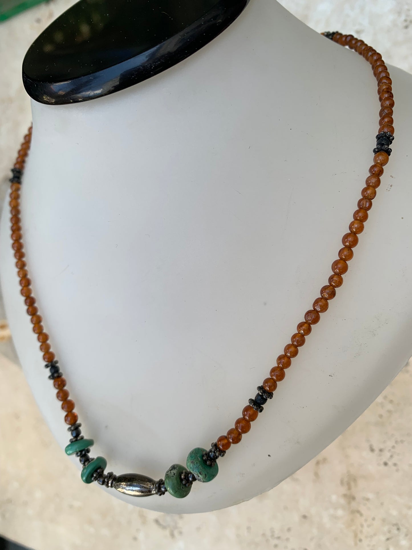 Superbe collier en perles rondes de turquoise et de cornaline. 44 centimètres de longueur. Fait sur métal argenté, fin et élégant, parfait !