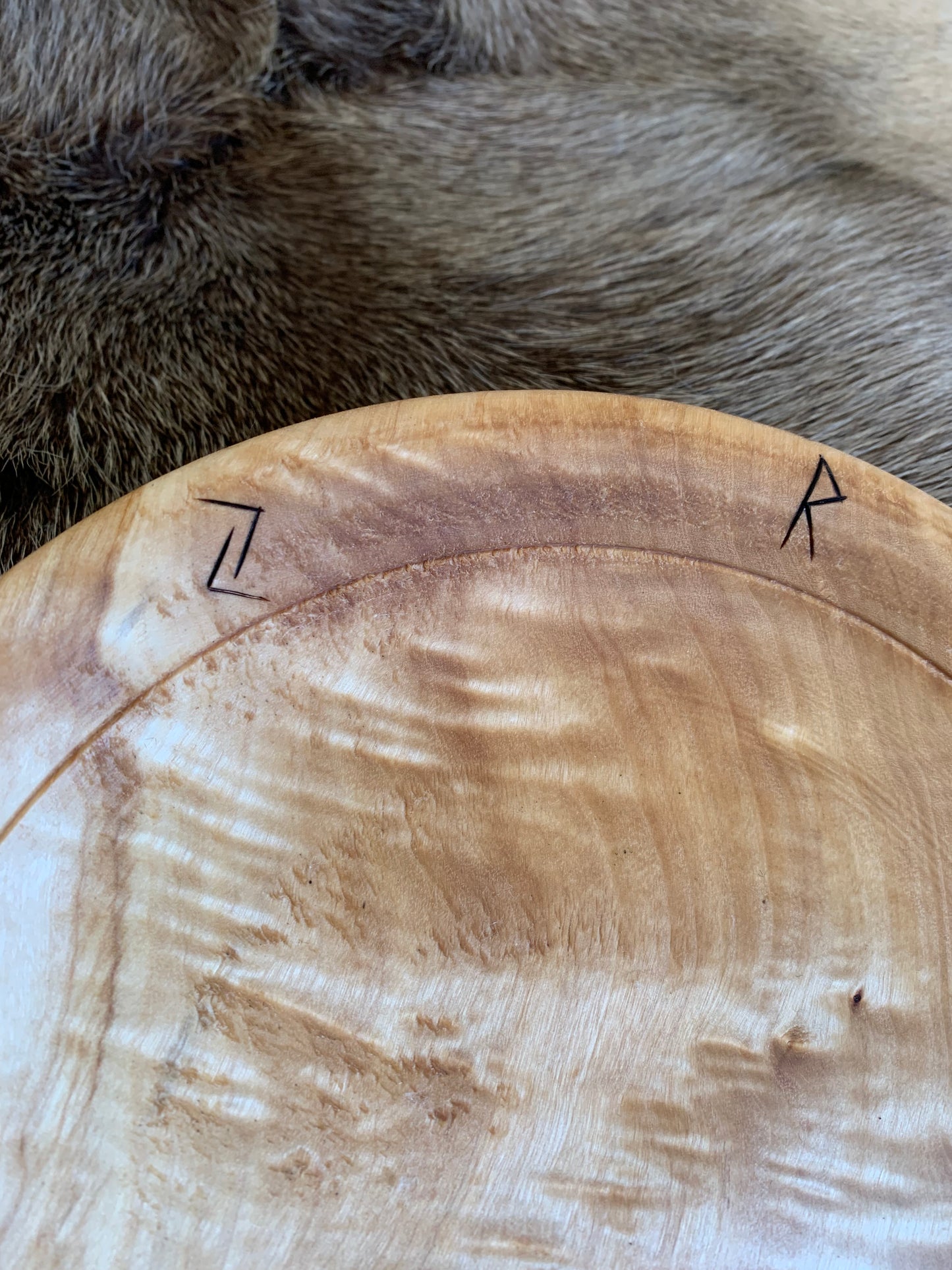 Assiette en bois avec ou sans gravure de Runes, 220 à 240 mm de diamètre x 40 de haut x 8 - 250 grammes. Fait main en France (19), très belle qualité, magnifique pièce !