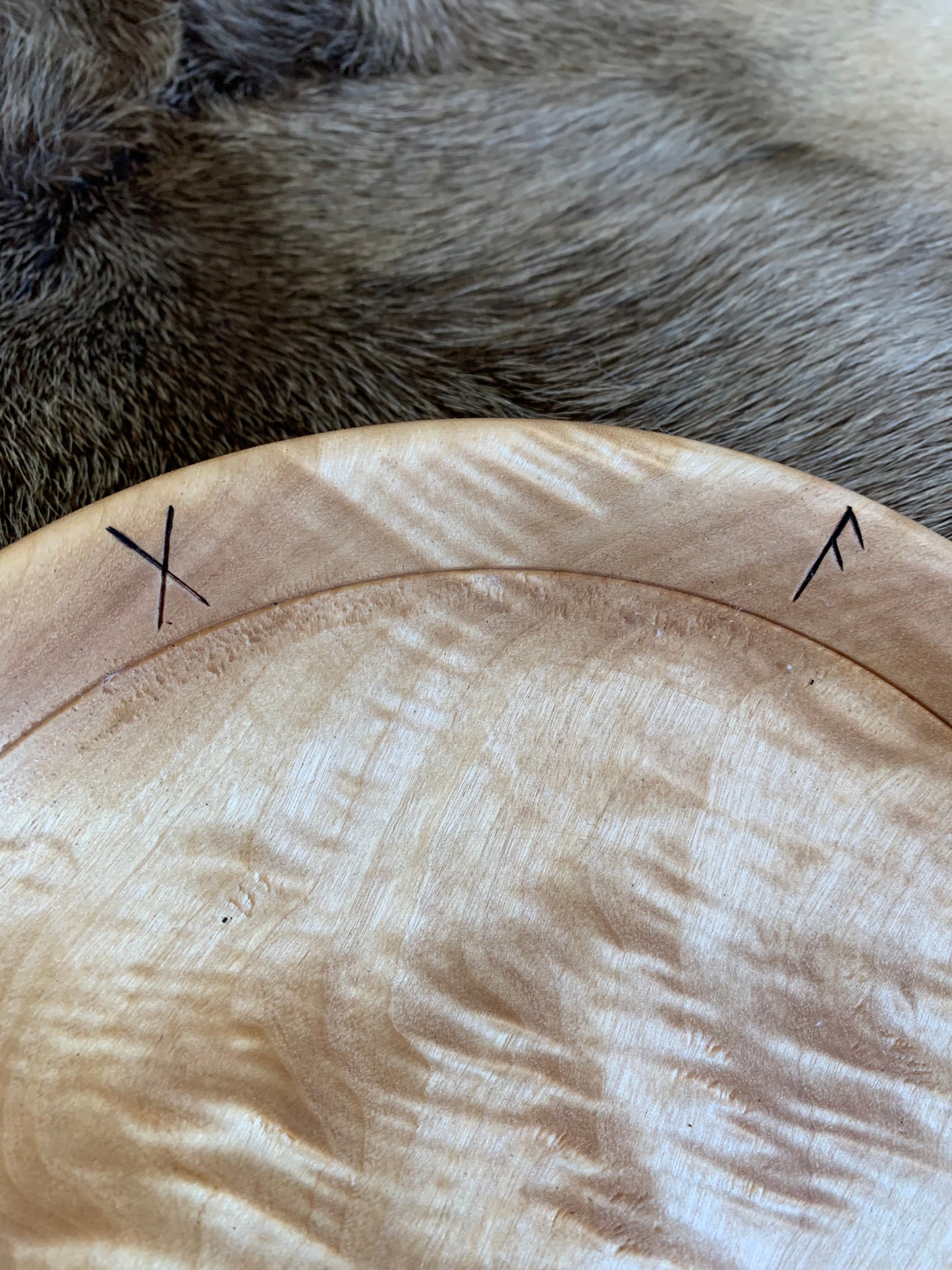 Assiette en bois avec ou sans gravure de Runes, 220 à 240 mm de diamètre x 40 de haut x 8 - 250 grammes. Fait main en France (19), très belle qualité, magnifique pièce !