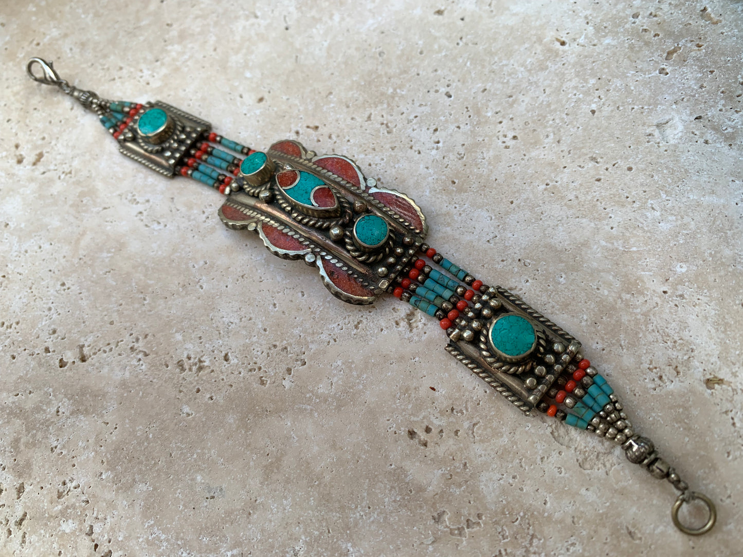 Superbe bracelet en perle et cabochon de turquoise et corail. 18,5 centimètres de longueur. Fait sur Argent au Népal !