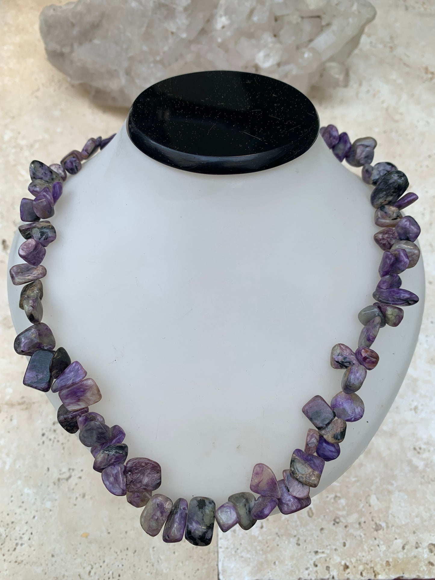 Charoite, perles en grains naturels polis de 5 à 12 millimètres. 44 centimètres de longueur + rajout de 5 centimètres en chaînette. Qualité A à AA, superbes perles !