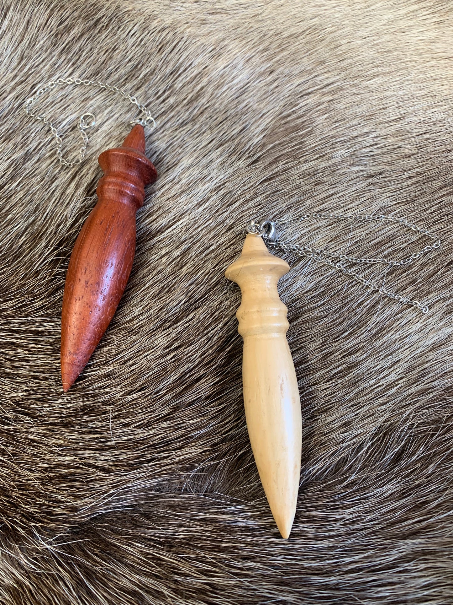 Pendule en bois type (Egyptien) fait en France (19), de 7cm de long x 1,5 de diamètre avec chainette de 20 centimètres - 25 grammes. Très belle qualité, magnifique pièce !