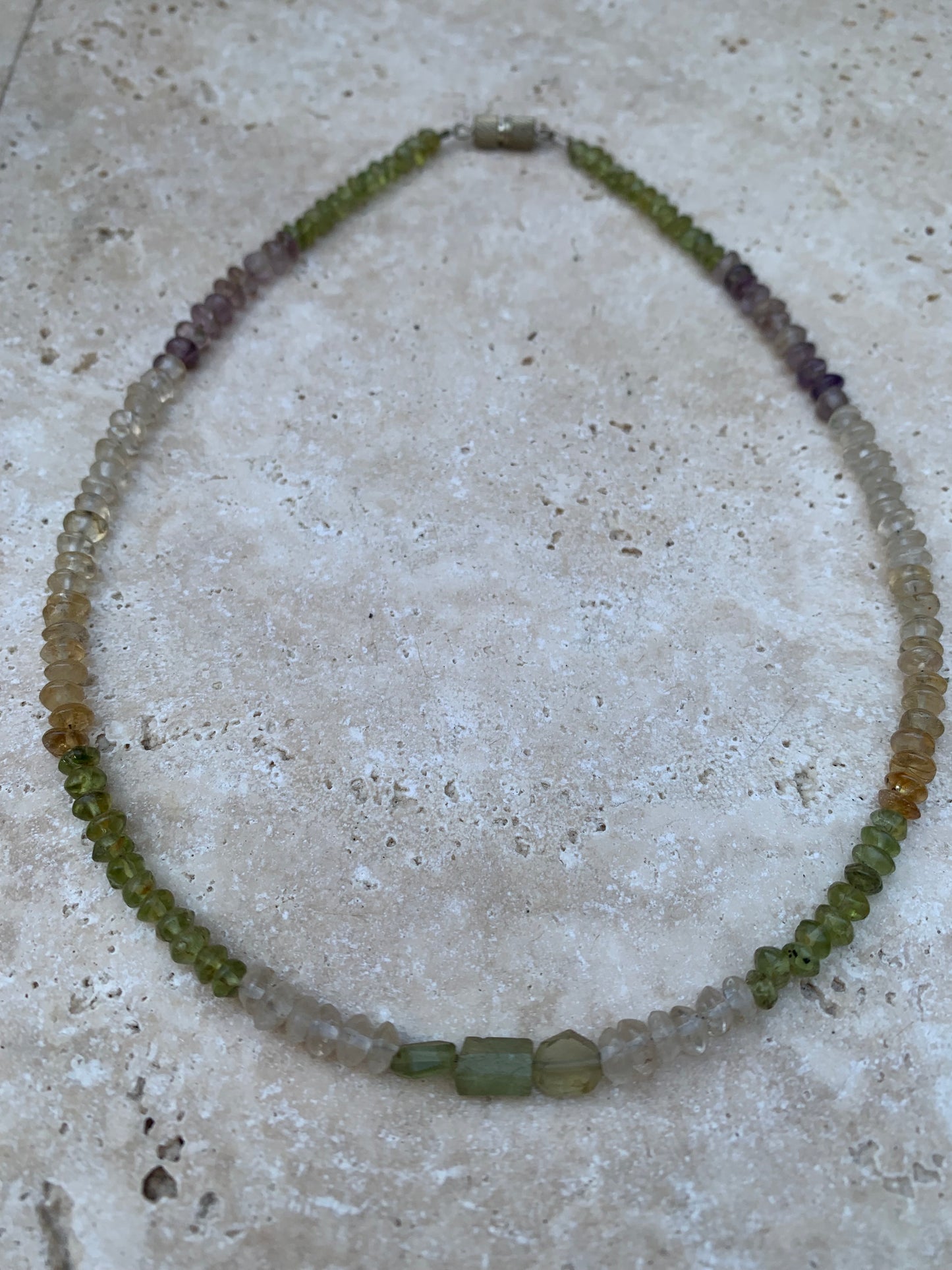 Fil de perle de type 'rondelle' en mix d'Améthyste, cristal de roche, citrine, et péridot. Vendu en bracelet de 17 à 21 centimètres ou en collier de 42 centimètres. Diamètre des perles : 4 à 5 millimètres. Superbe pièce !