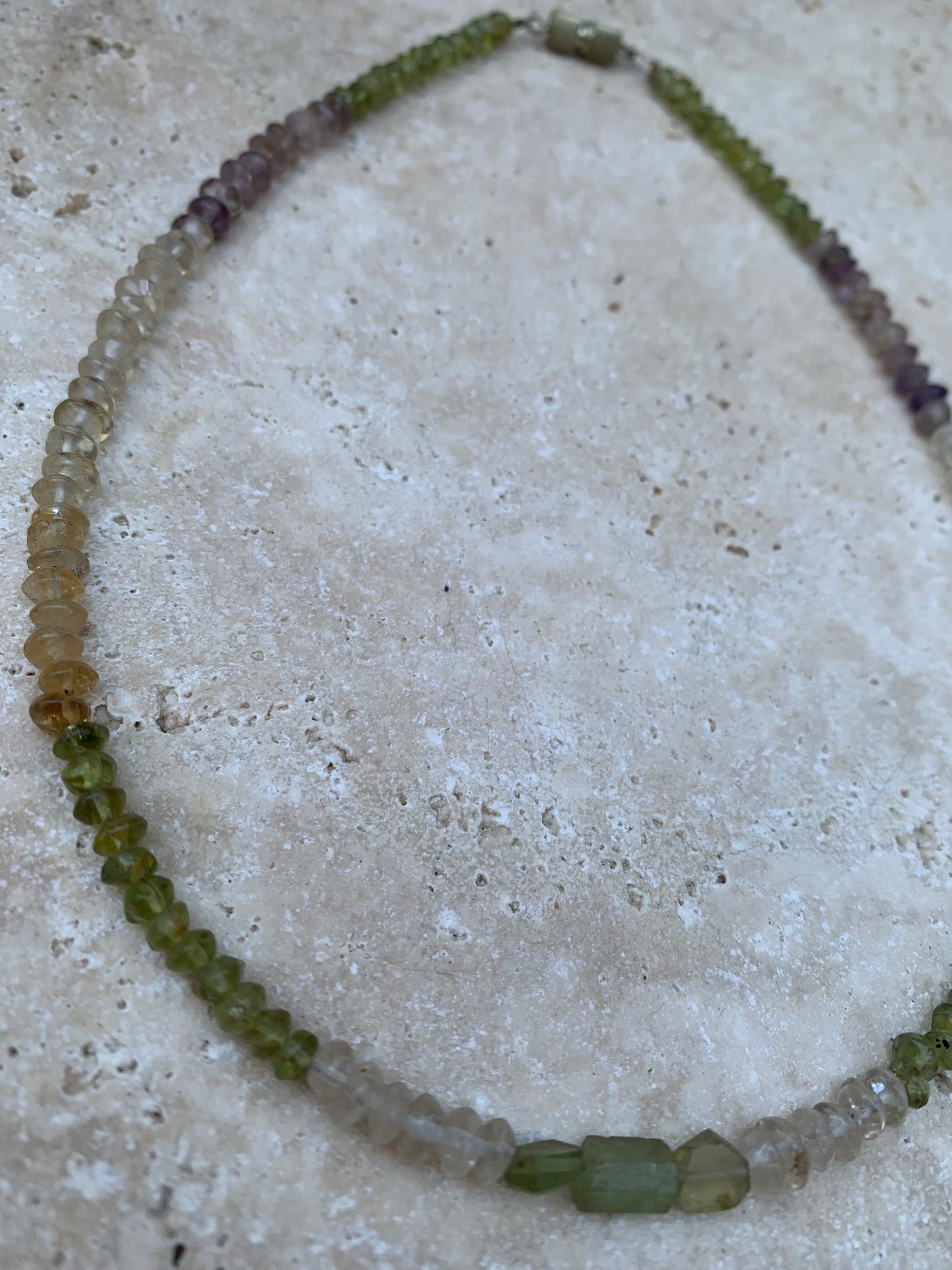 Fil de perle de type 'rondelle' en mix d'Améthyste, cristal de roche, citrine, et péridot. Vendu en bracelet de 17 à 21 centimètres ou en collier de 42 centimètres. Diamètre des perles : 4 à 5 millimètres. Superbe pièce !