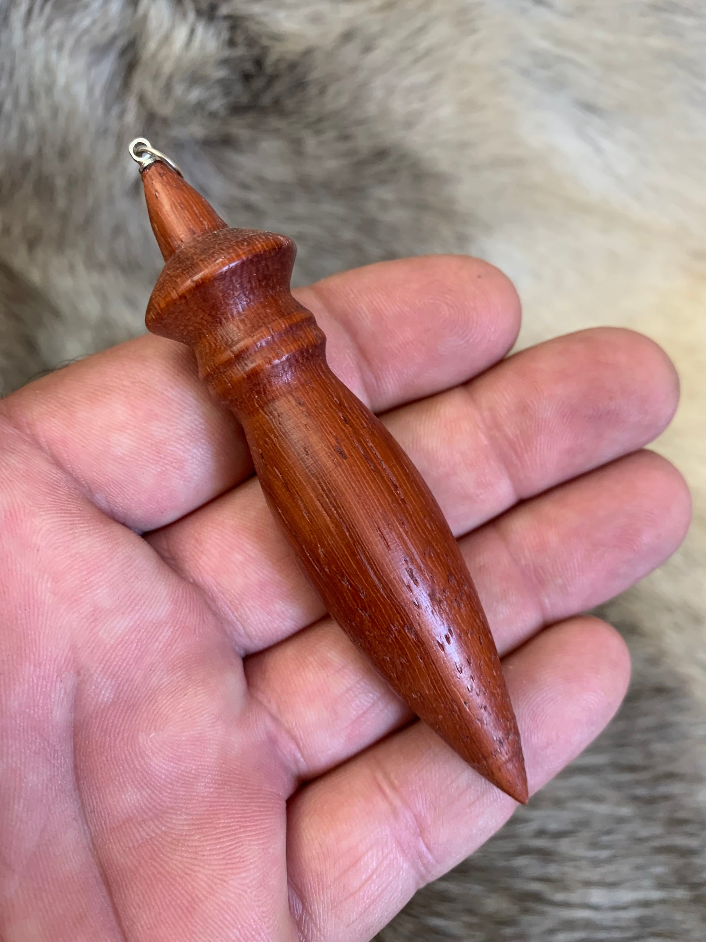 Pendule en bois type (Egyptien) fait en France (19), de 7cm de long x 1,5 de diamètre avec chainette de 20 centimètres - 25 grammes. Très belle qualité, magnifique pièce !