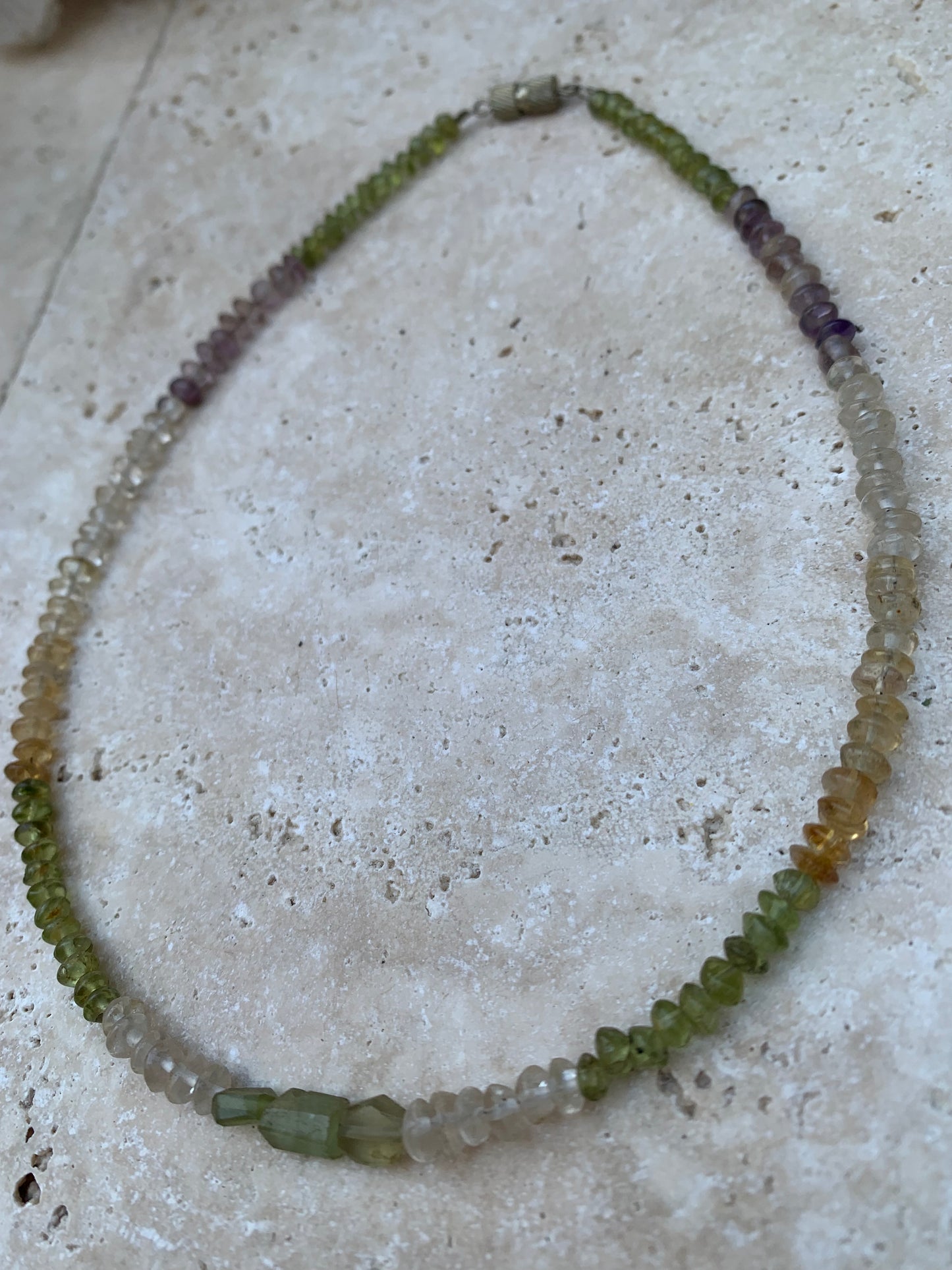 Fil de perle de type 'rondelle' en mix d'Améthyste, cristal de roche, citrine, et péridot. Vendu en bracelet de 17 à 21 centimètres ou en collier de 42 centimètres. Diamètre des perles : 4 à 5 millimètres. Superbe pièce !