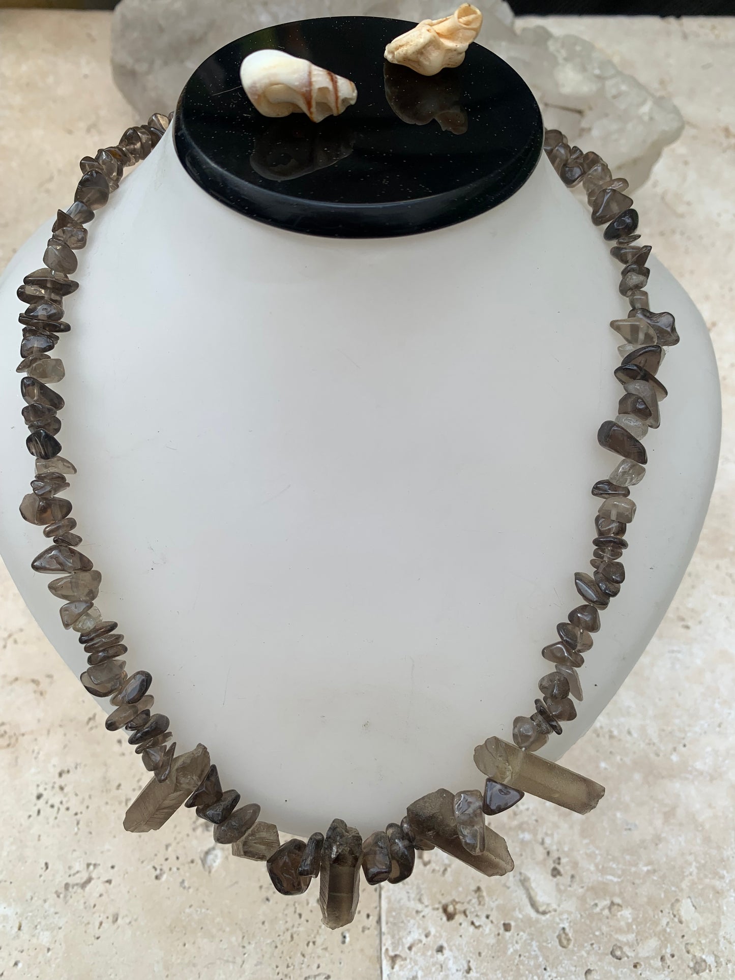 Cristal de roche fumé/ Quartz fumé, en collier de 42 centimètres. Perle de type 'baroque/ chips' de 4 à 7 millimètres avec 5 cristaux naturels en panoramique, fermoir de type 'mousqueton' !
