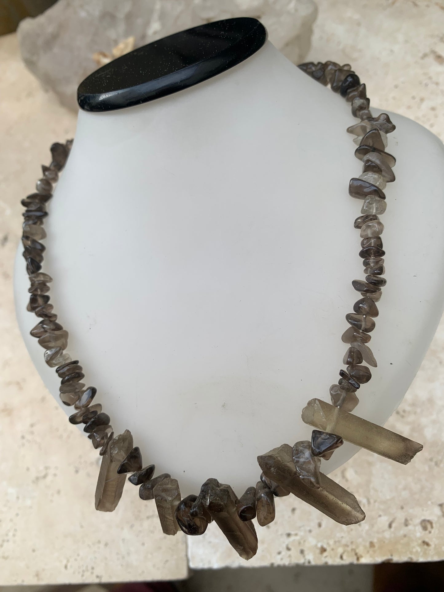 Cristal de roche fumé/ Quartz fumé, en collier de 42 centimètres. Perle de type 'baroque/ chips' de 4 à 7 millimètres avec 5 cristaux naturels en panoramique, fermoir de type 'mousqueton' !