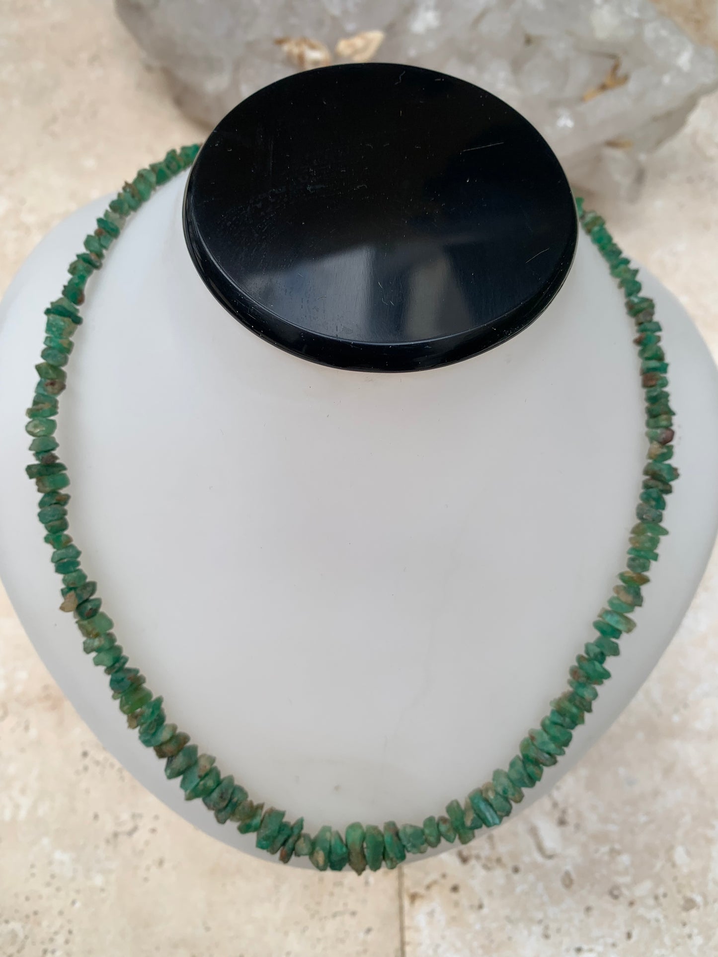 Rare ! Superbe collier en perle naturelle d'emeraude du Pakistan, 44 centimètres de longueur. Fait sur Argent par Gem & Zen ! Véritable œuvre d'art, chaque perle est un joyau !
