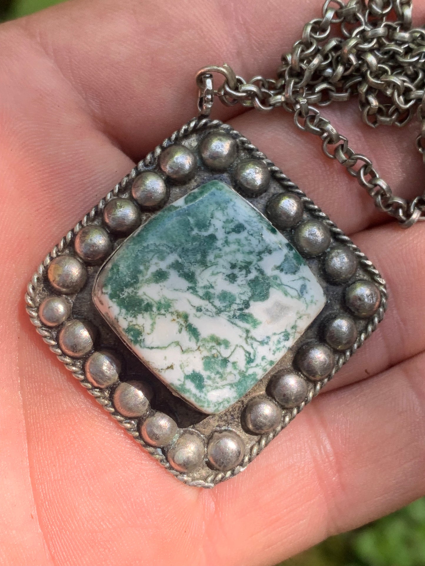 Agate Mousse/ Agate Lichen/ Agate Arbre, pendentif en plaqué Argent, de 55mm de hauteur x 45 x 11. Vendu avec chainette de 76 cm ! !