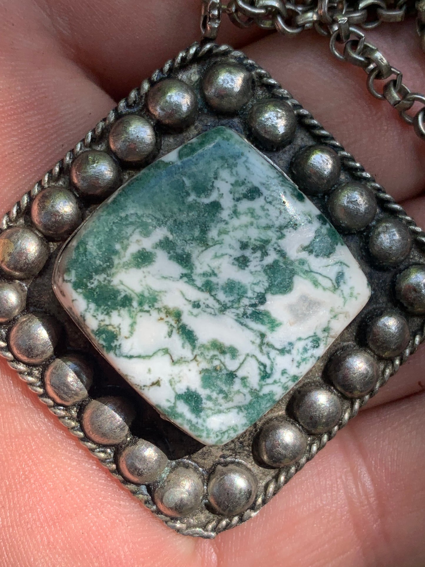 Agate Mousse/ Agate Lichen/ Agate Arbre, pendentif en plaqué Argent, de 55mm de hauteur x 45 x 11. Vendu avec chainette de 76 cm ! !
