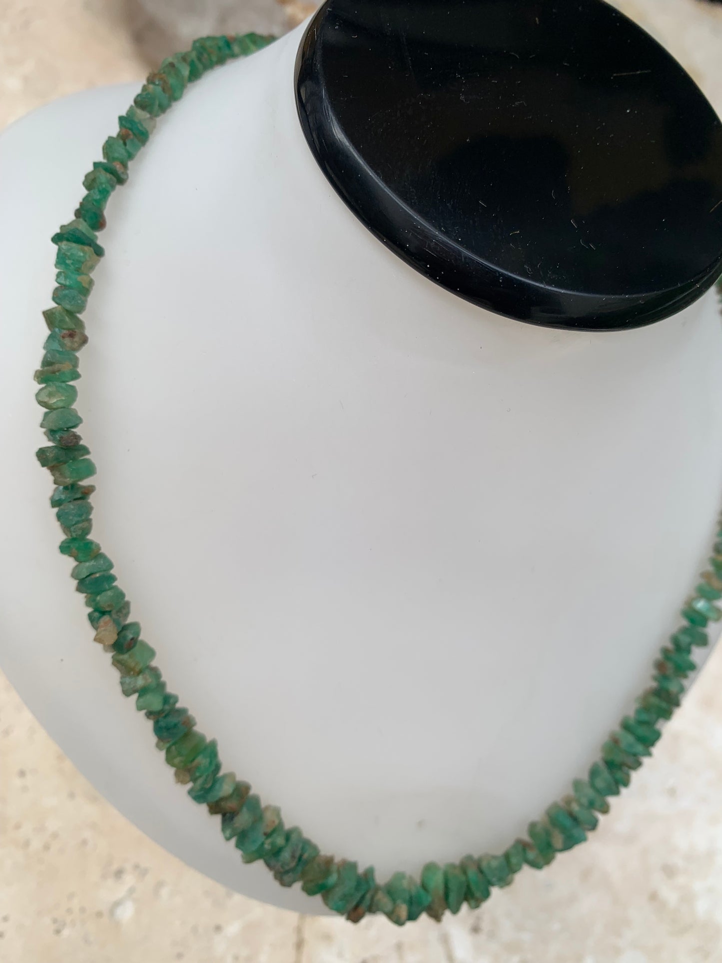 Rare ! Superbe collier en perle naturelle d'emeraude du Pakistan, 44 centimètres de longueur. Fait sur Argent par Gem & Zen ! Véritable œuvre d'art, chaque perle est un joyau !