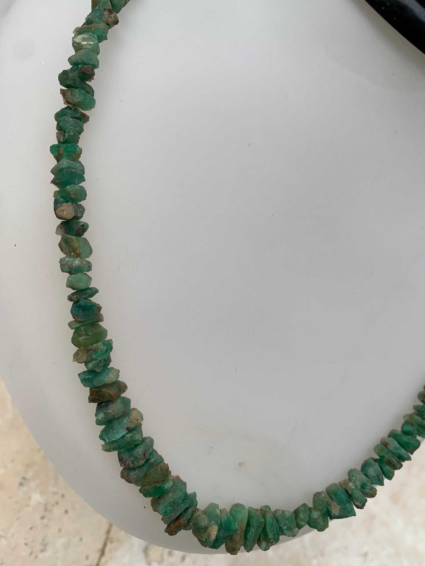 Rare ! Superbe collier en perle naturelle d'emeraude du Pakistan, 44 centimètres de longueur. Fait sur Argent par Gem & Zen ! Véritable œuvre d'art, chaque perle est un joyau !