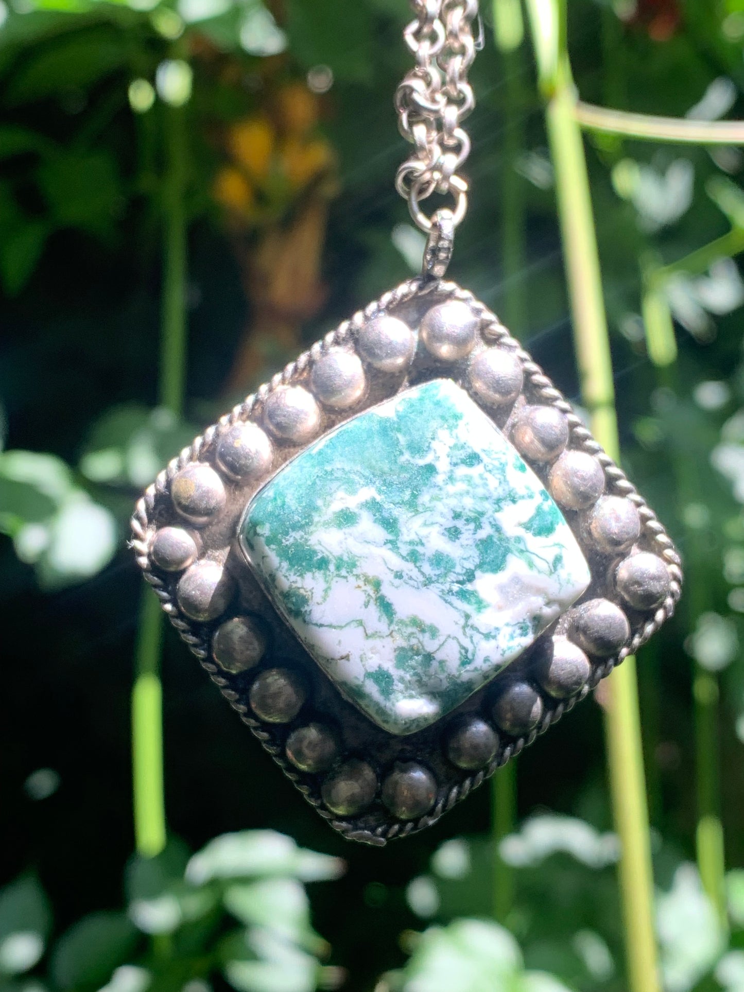 Agate Mousse/ Agate Lichen/ Agate Arbre, pendentif en plaqué Argent, de 55mm de hauteur x 45 x 11. Vendu avec chainette de 76 cm ! !