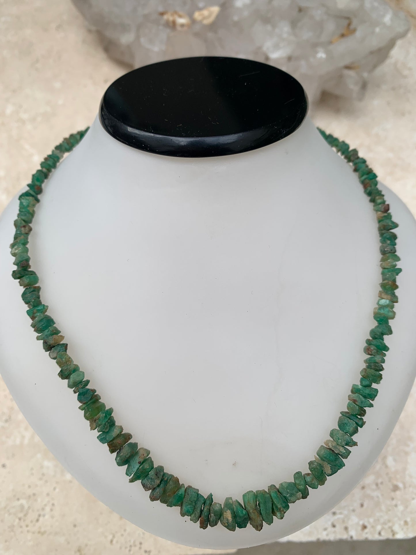 Rare ! Superbe collier en perle naturelle d'emeraude du Pakistan, 44 centimètres de longueur. Fait sur Argent par Gem & Zen ! Véritable œuvre d'art, chaque perle est un joyau !