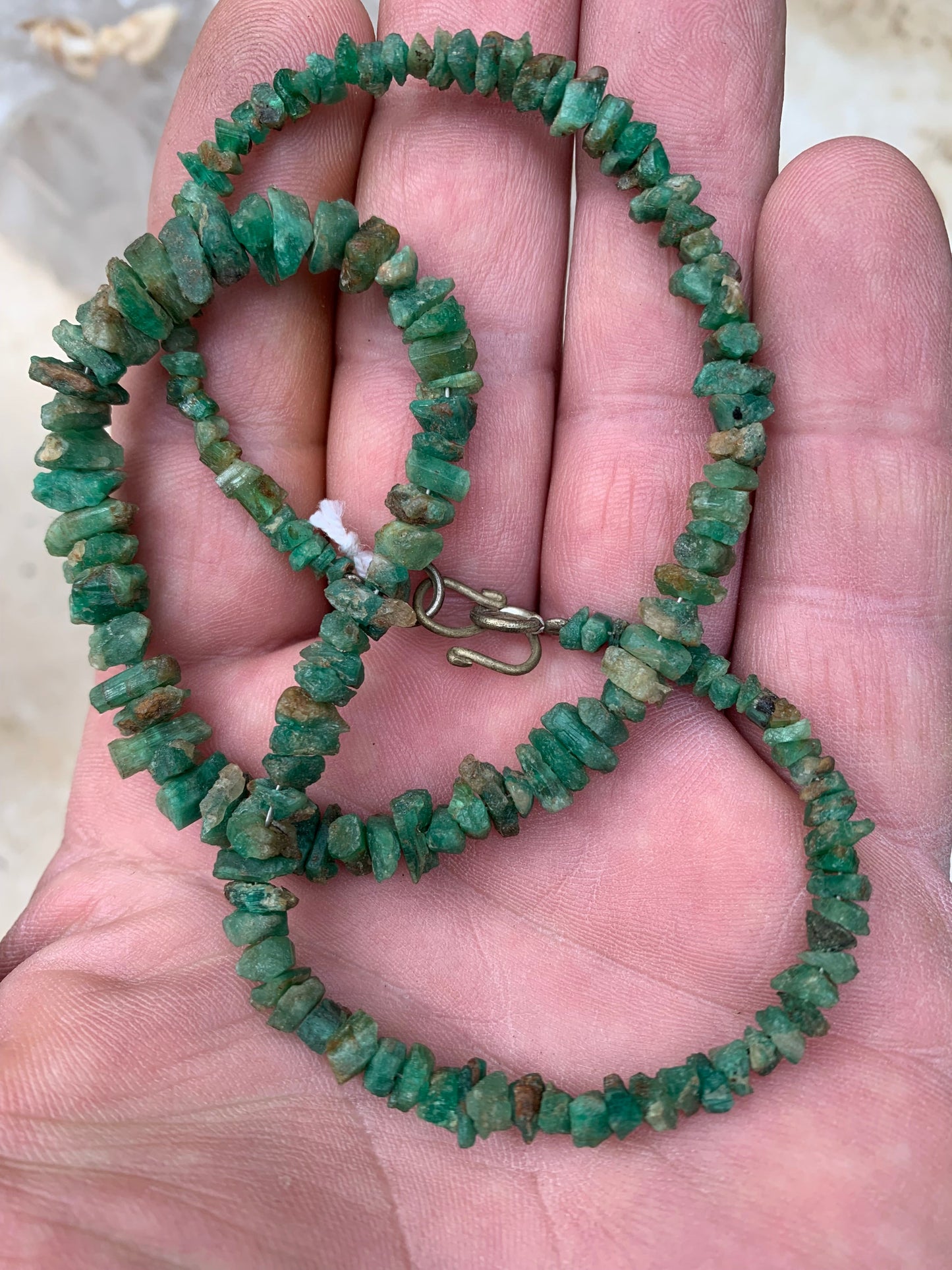 Rare ! Superbe collier en perle naturelle d'emeraude du Pakistan, 44 centimètres de longueur. Fait sur Argent par Gem & Zen ! Véritable œuvre d'art, chaque perle est un joyau !
