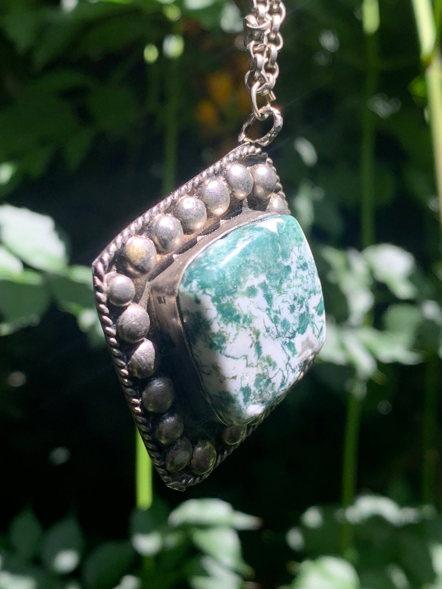 Agate Mousse/ Agate Lichen/ Agate Arbre, pendentif en plaqué Argent, de 55mm de hauteur x 45 x 11. Vendu avec chainette de 76 cm ! !