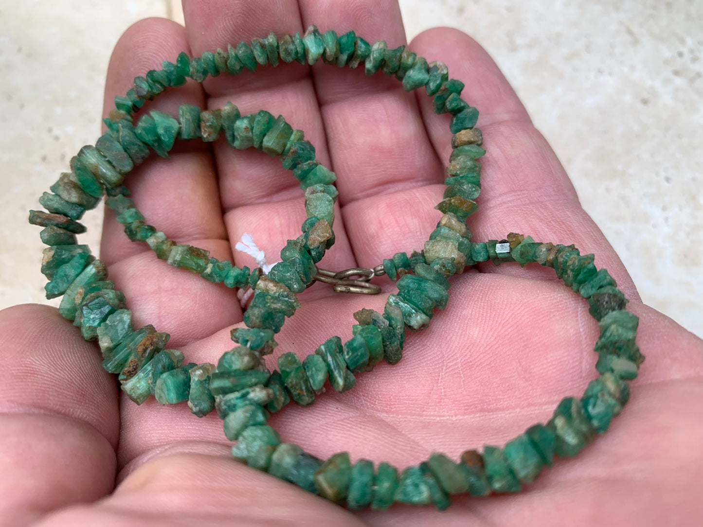 Rare ! Superbe collier en perle naturelle d'emeraude du Pakistan, 44 centimètres de longueur. Fait sur Argent par Gem & Zen ! Véritable œuvre d'art, chaque perle est un joyau !