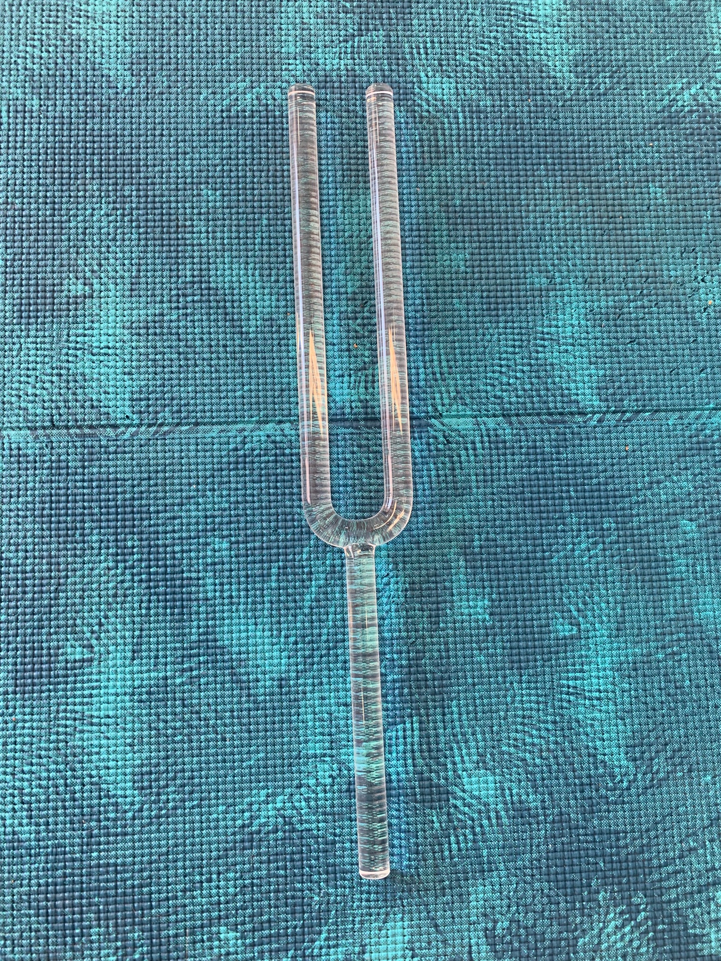 Diapason de cristal, de 45 centimètres de long x 6 de largeur. Livré avec boîte de protection en mousse et maillet adapté !