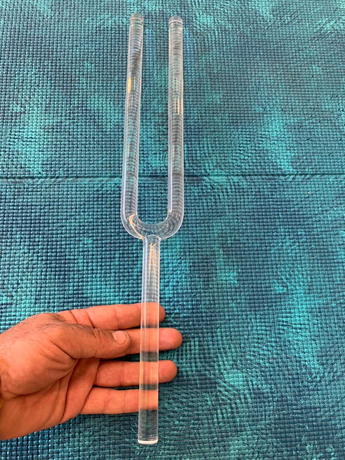 Diapason de cristal, de 45 centimètres de long x 6 de largeur. Livré avec boîte de protection en mousse et maillet adapté !