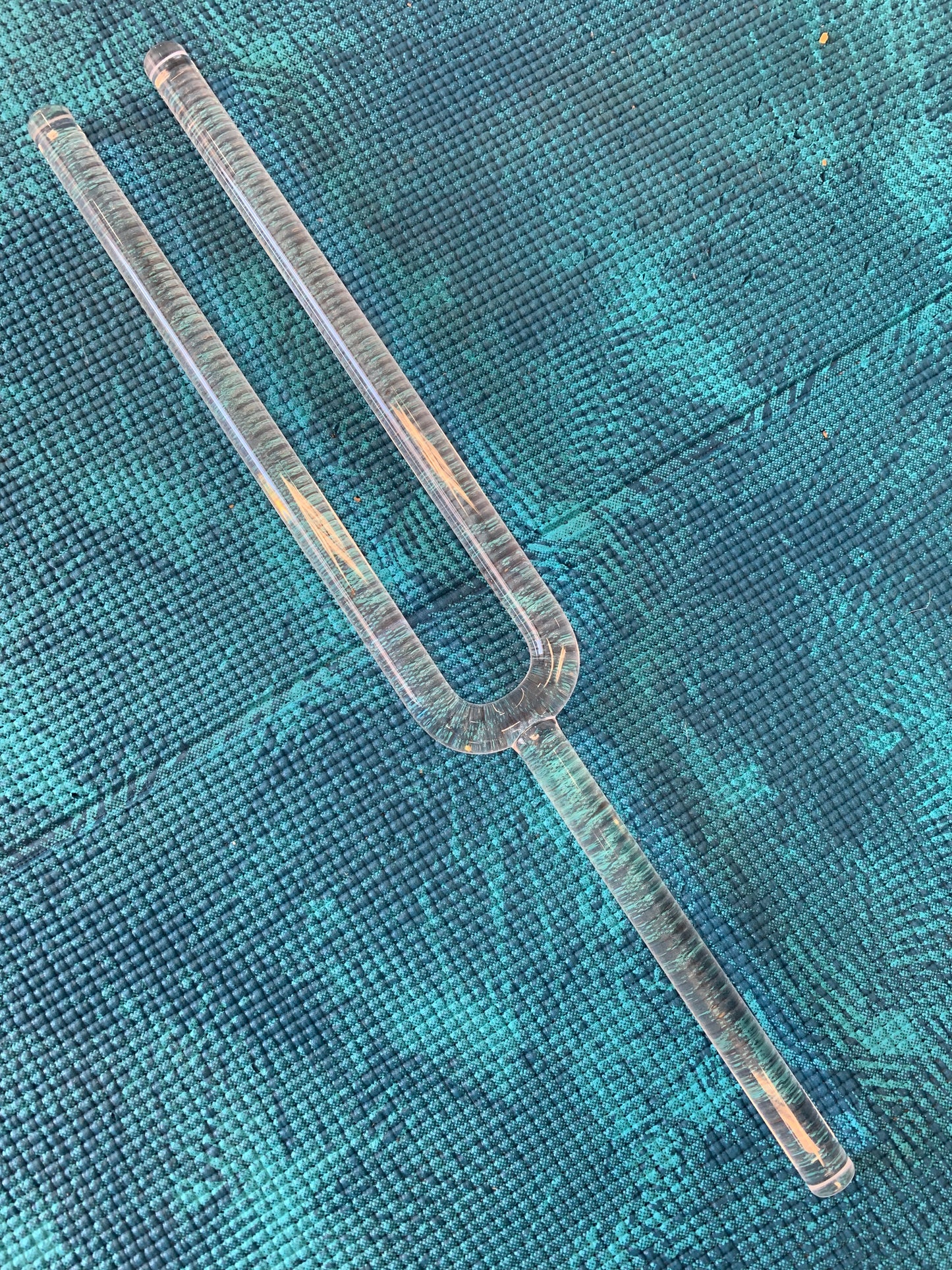 Diapason de cristal, de 45 centimètres de long x 6 de largeur. Livré avec boîte de protection en mousse et maillet adapté !