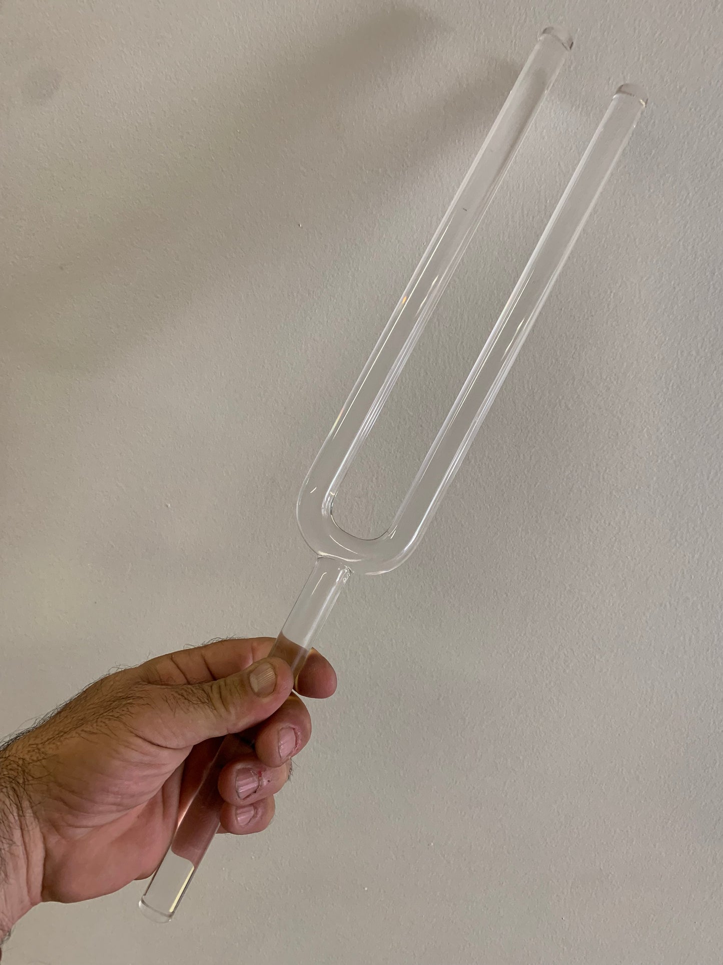 Diapason de cristal, de 45 centimètres de long x 6 de largeur. Livré avec boîte de protection en mousse et maillet adapté !