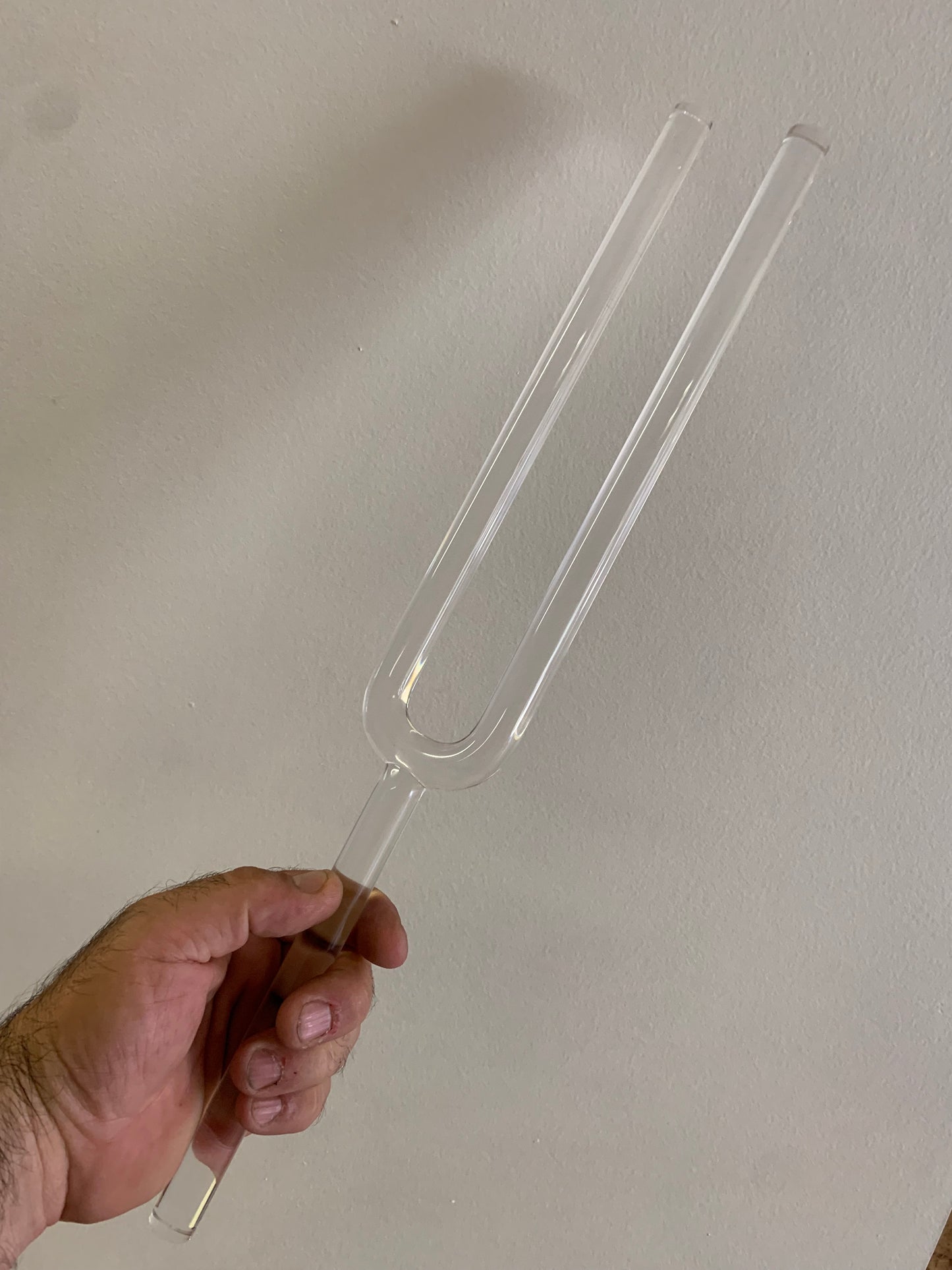 Diapason de cristal, de 45 centimètres de long x 6 de largeur. Livré avec boîte de protection en mousse et maillet adapté !