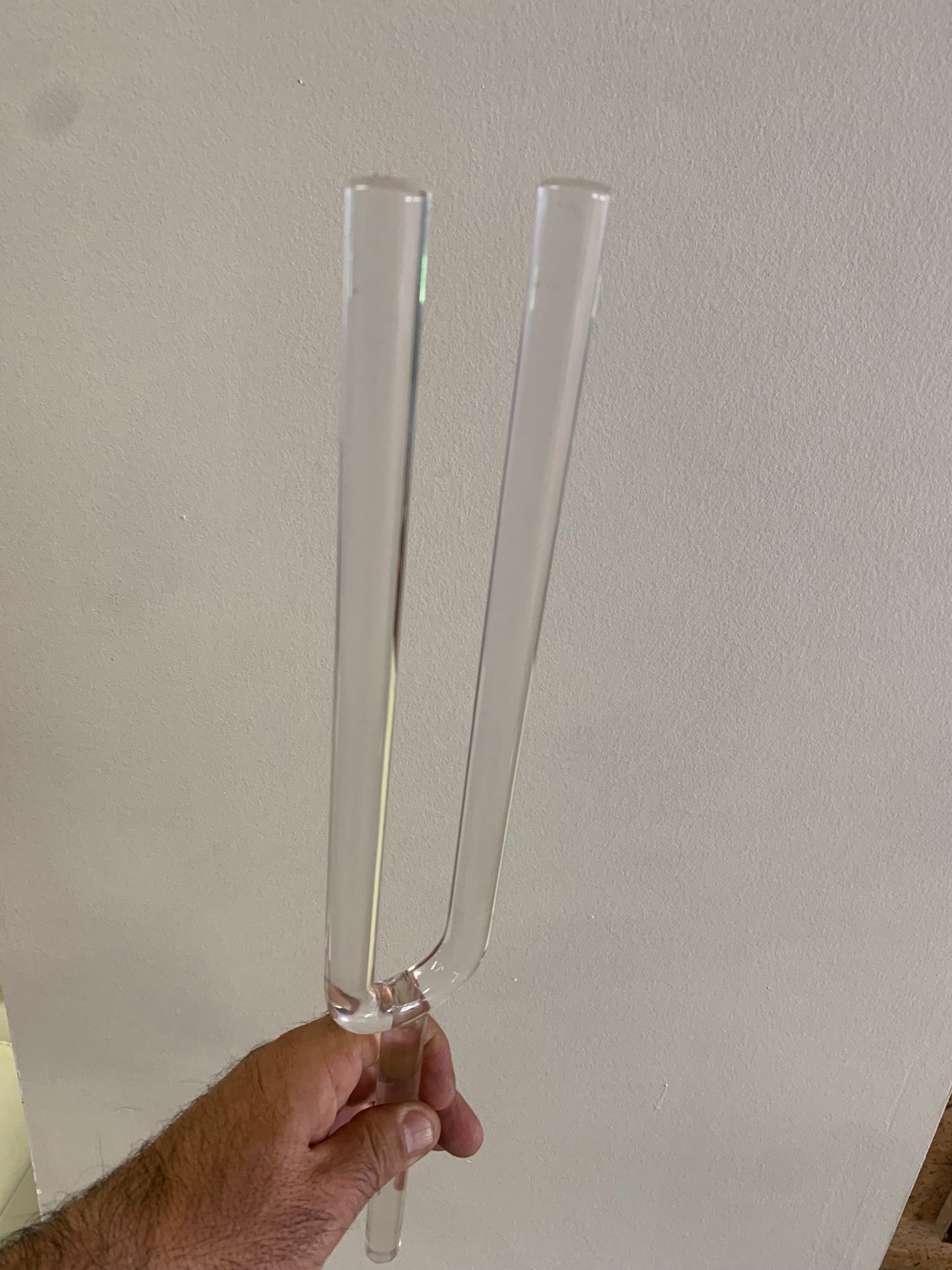 Diapason de cristal, de 45 centimètres de long x 6 de largeur. Livré avec boîte de protection en mousse et maillet adapté !