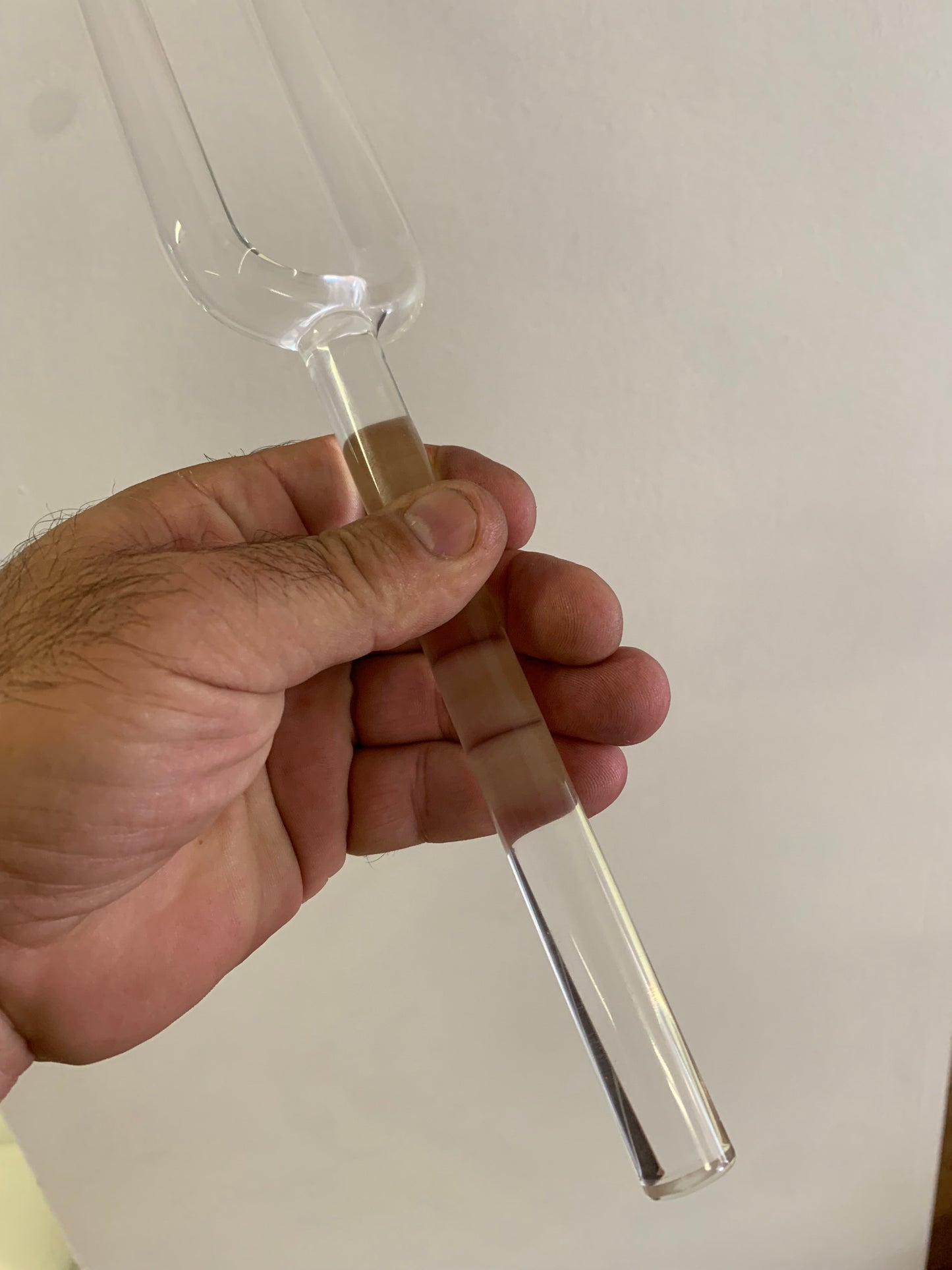Diapason de cristal, de 45 centimètres de long x 6 de largeur. Livré avec boîte de protection en mousse et maillet adapté !