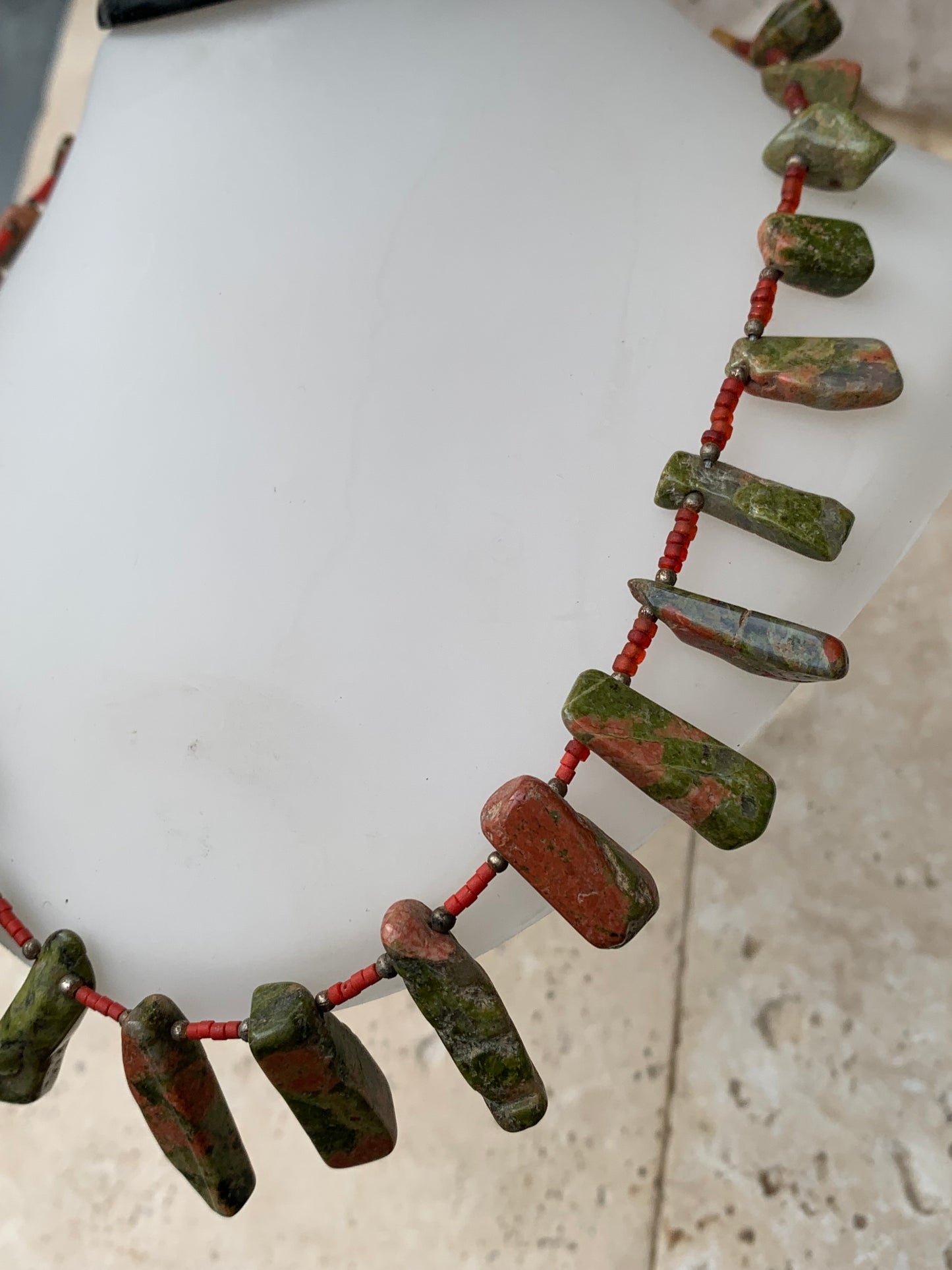 Superbe collier en perle naturelle de Jaspe Unakite du Pakistan, 44 centimètres de longueur. Fait sur Argent par Gem & Zen ! Véritable œuvre d'art, chaque perle est un joyau !