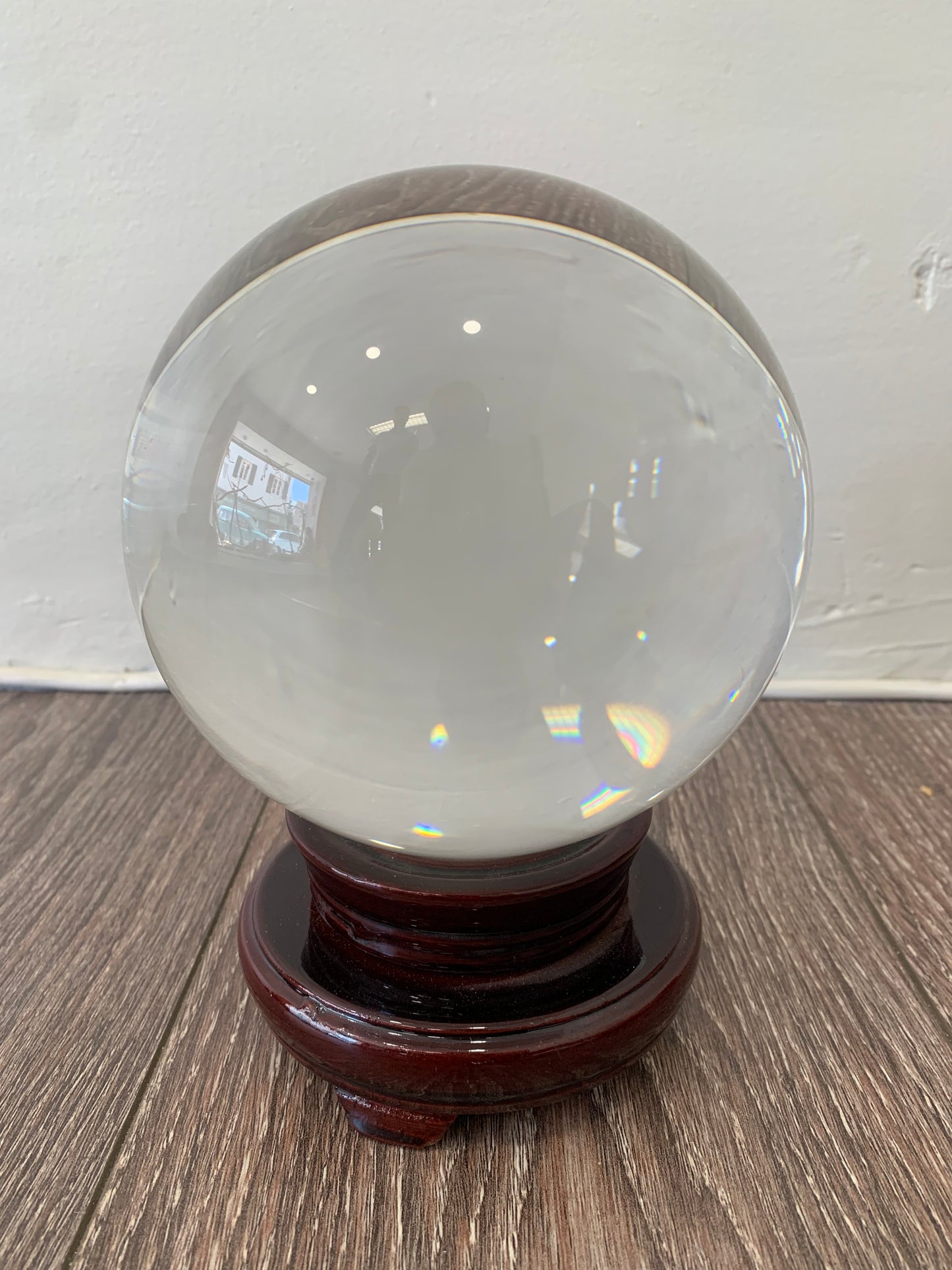 Boule de cristal de 15 centimètres avec un beau support en bois exotique (rouge), très bonne qualité de transparence et de pureté, parfait !