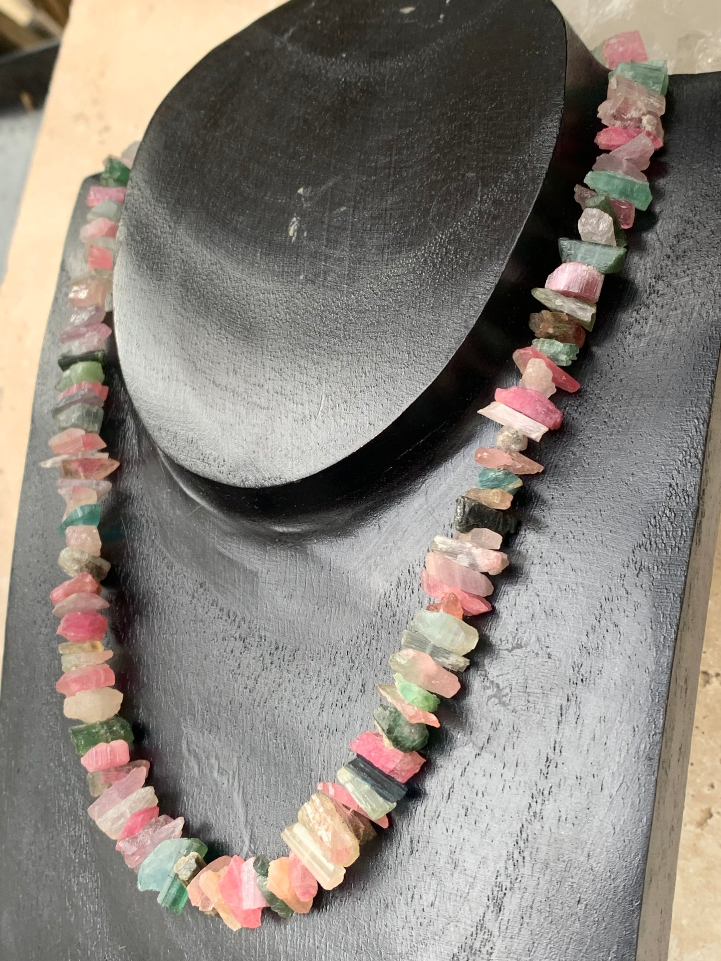 Bijoux d'exception, superbe collier en perle naturelle de tourmaline multicolore, 45 centimètres de longueur. Fait sur Argent par Gem & Zen ! Véritable œuvre d'art, chaque perle est un joyau !
