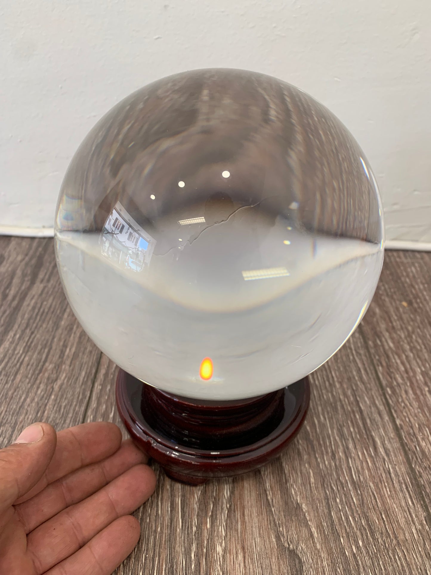 Boule de cristal de 15 centimètres avec un beau support en bois exotique (rouge), très bonne qualité de transparence et de pureté, parfait !
