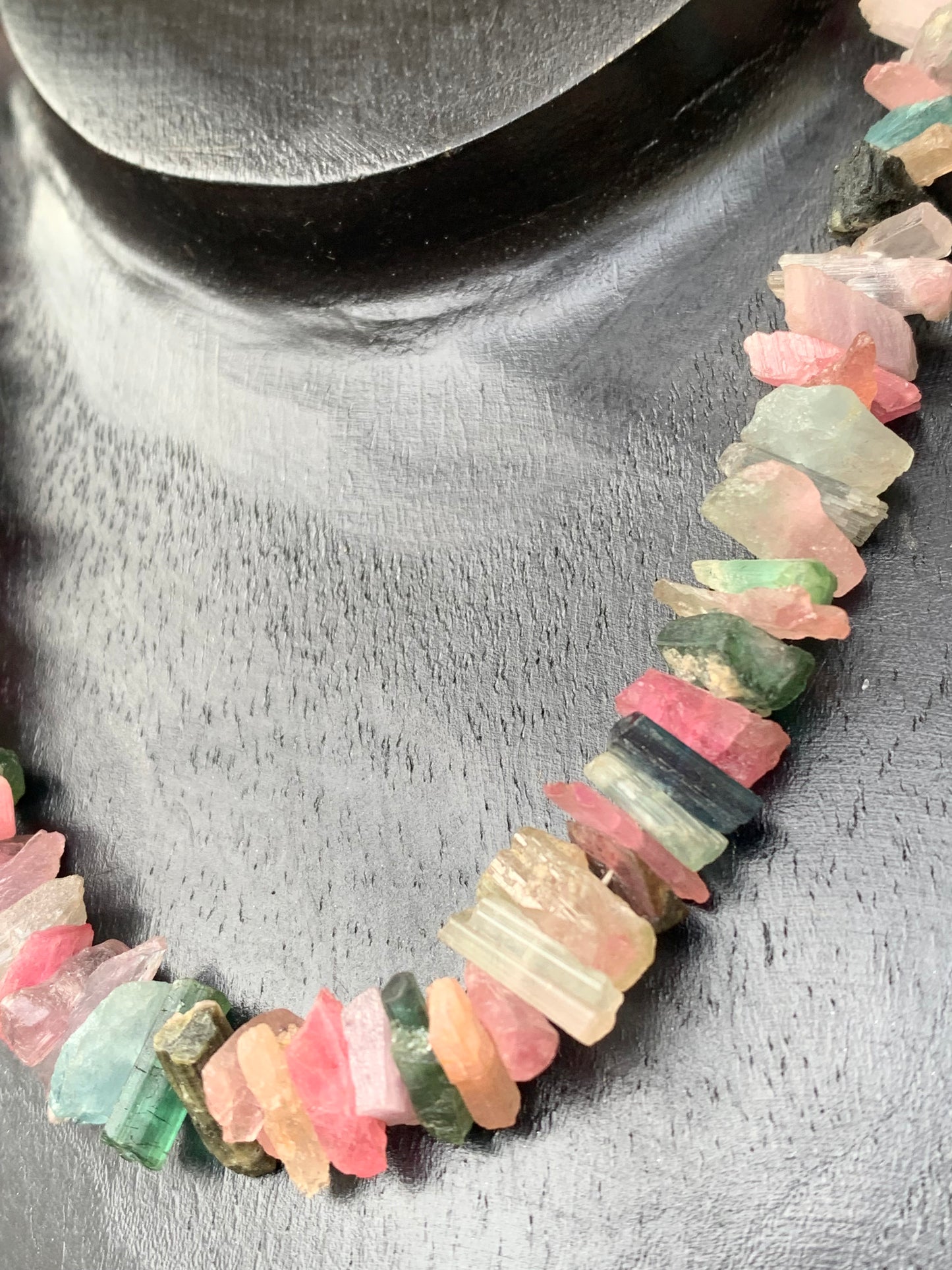 Bijoux d'exception, superbe collier en perle naturelle de tourmaline multicolore, 45 centimètres de longueur. Fait sur Argent par Gem & Zen ! Véritable œuvre d'art, chaque perle est un joyau !