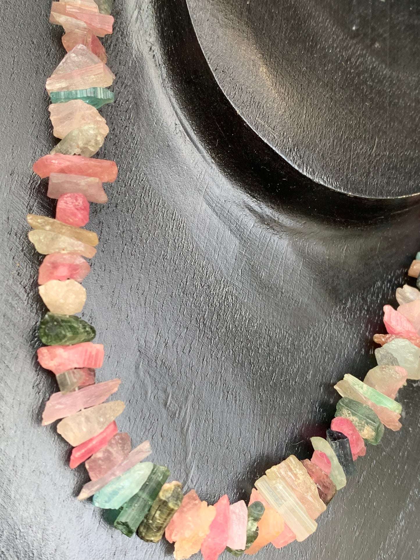 Bijoux d'exception, superbe collier en perle naturelle de tourmaline multicolore, 45 centimètres de longueur. Fait sur Argent par Gem & Zen ! Véritable œuvre d'art, chaque perle est un joyau !