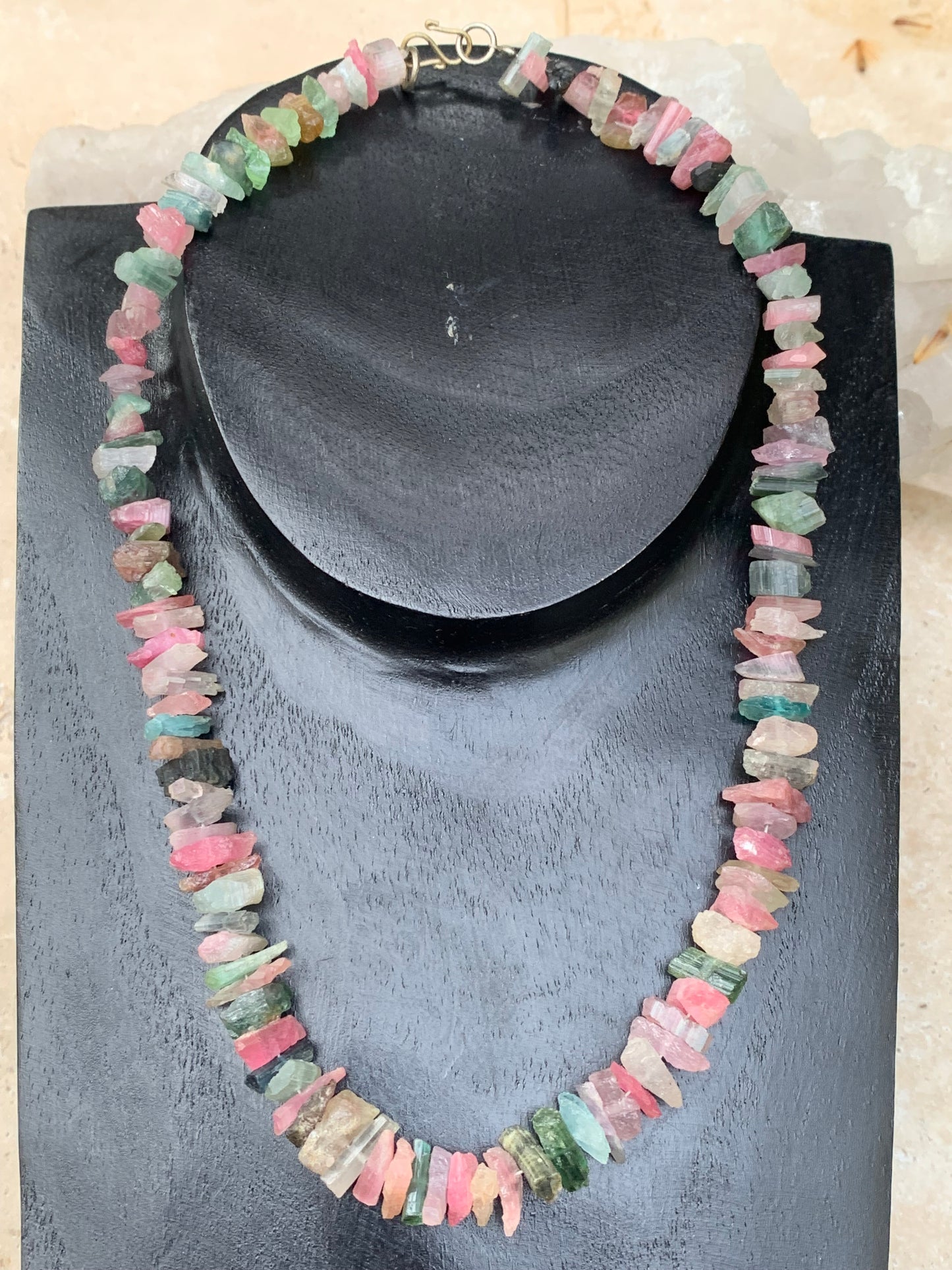 Bijoux d'exception, superbe collier en perle naturelle de tourmaline multicolore, 45 centimètres de longueur. Fait sur Argent par Gem & Zen ! Véritable œuvre d'art, chaque perle est un joyau !