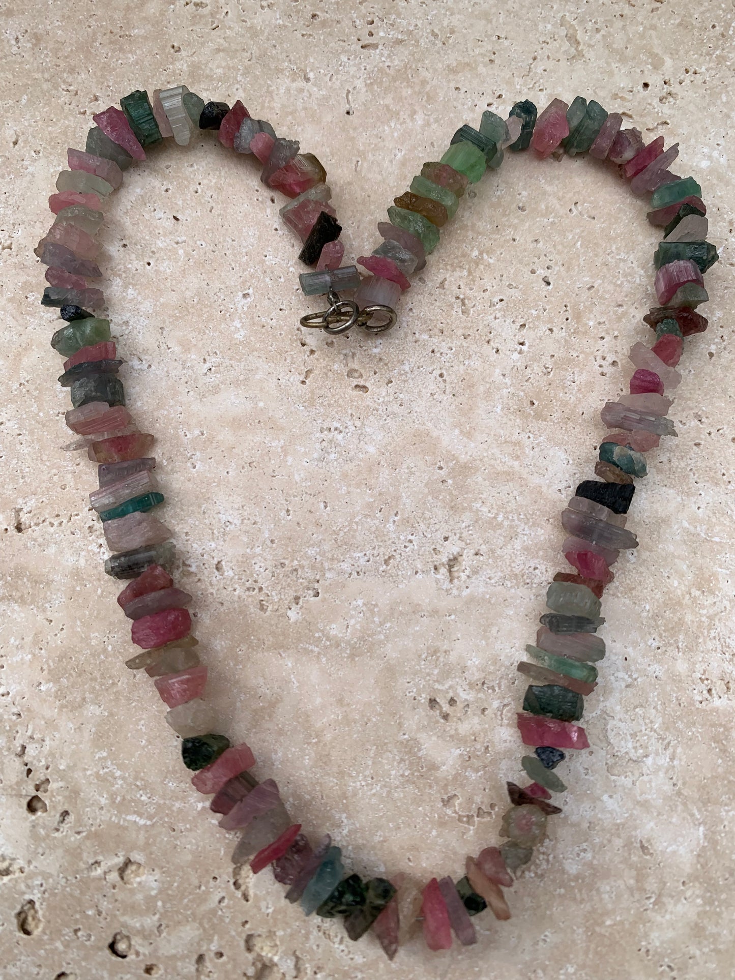 Bijoux d'exception, superbe collier en perle naturelle de tourmaline multicolore, 45 centimètres de longueur. Fait sur Argent par Gem & Zen ! Véritable œuvre d'art, chaque perle est un joyau !