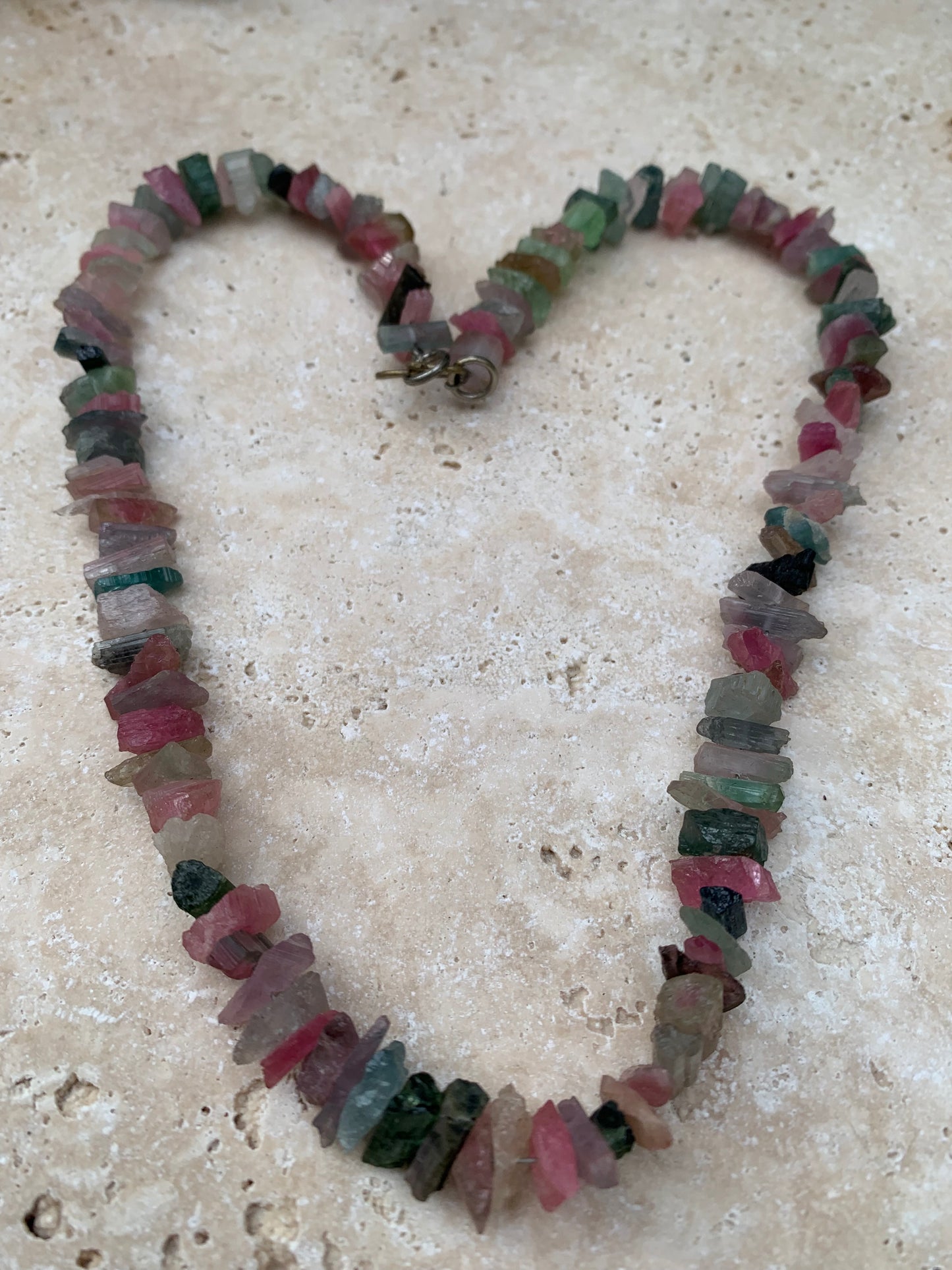Bijoux d'exception, superbe collier en perle naturelle de tourmaline multicolore, 45 centimètres de longueur. Fait sur Argent par Gem & Zen ! Véritable œuvre d'art, chaque perle est un joyau !